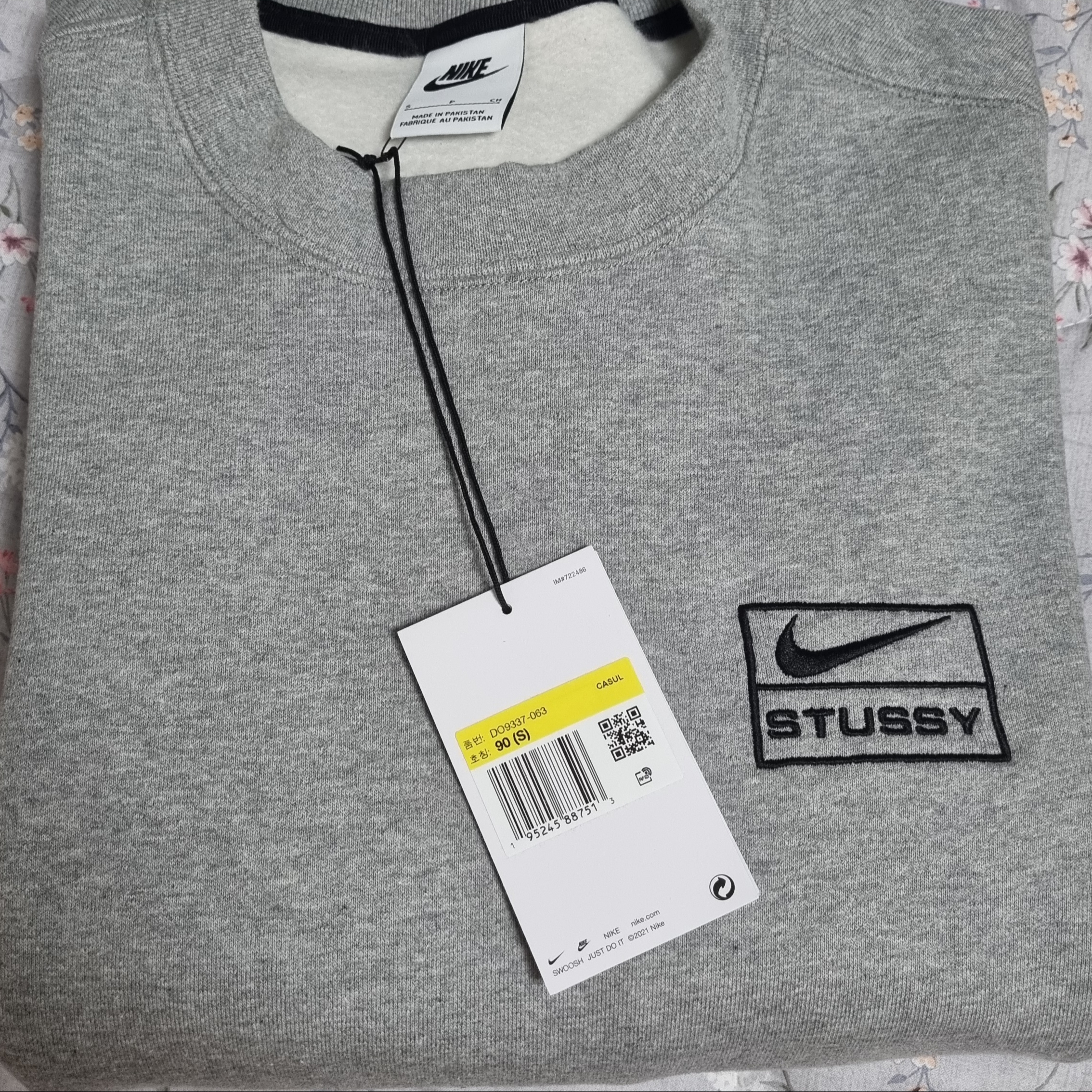 Nike x Stussy NRG Fleece Crewneck Dark Grey Heather (DO9337-063) 착용 스타일
