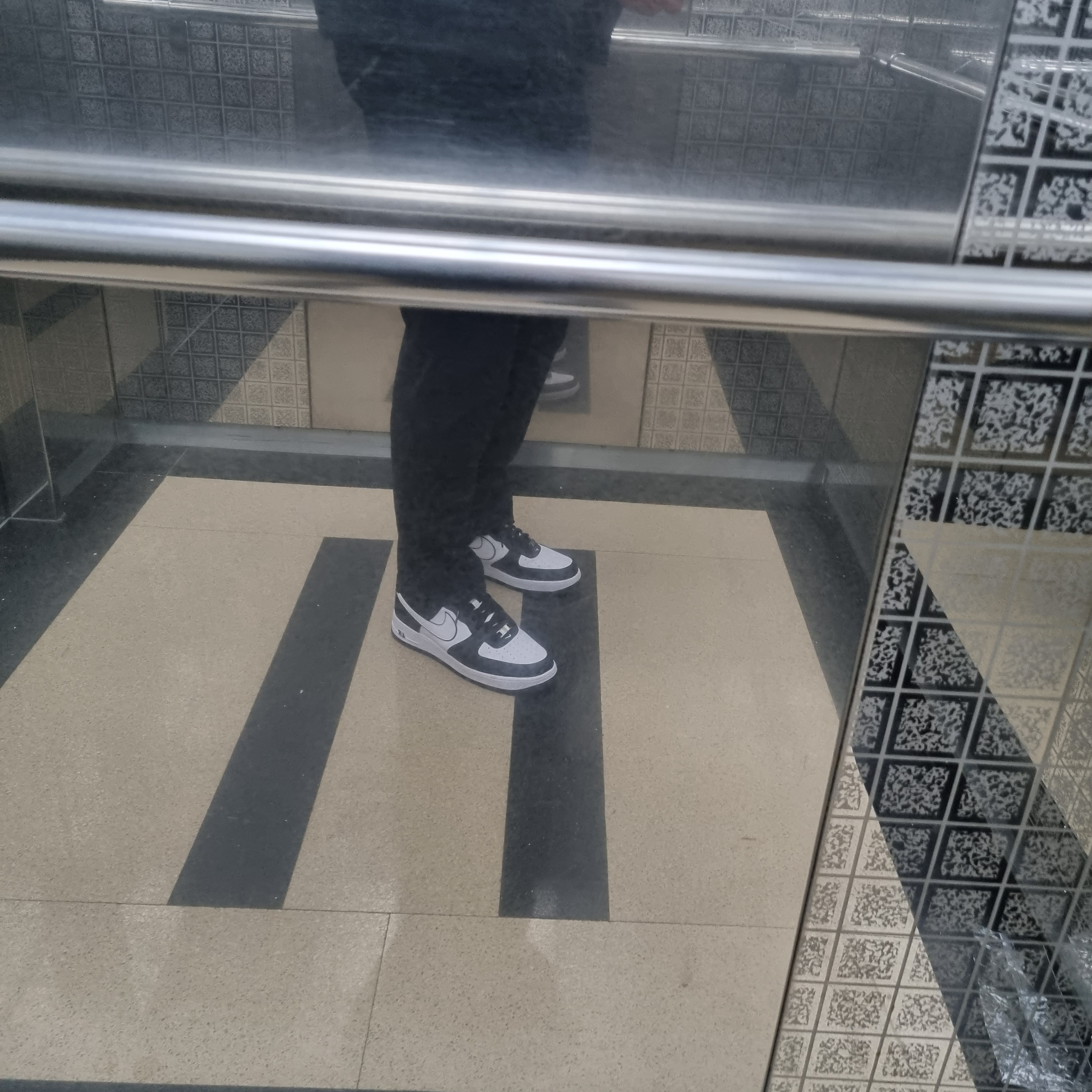 Nike Air Force 1 '07 Black White 착용 스타일 - 2