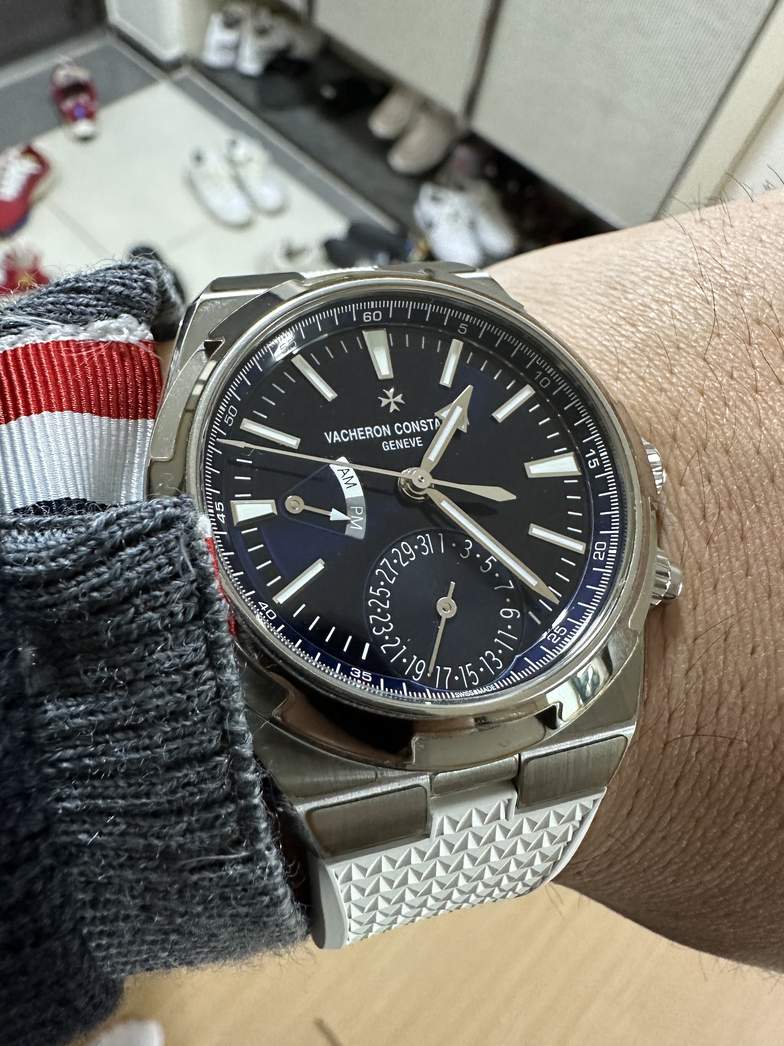 Vacheron Constantin Overseas Dual Time 41mm Caliber 5110 DT Steel Blue 착용 스타일