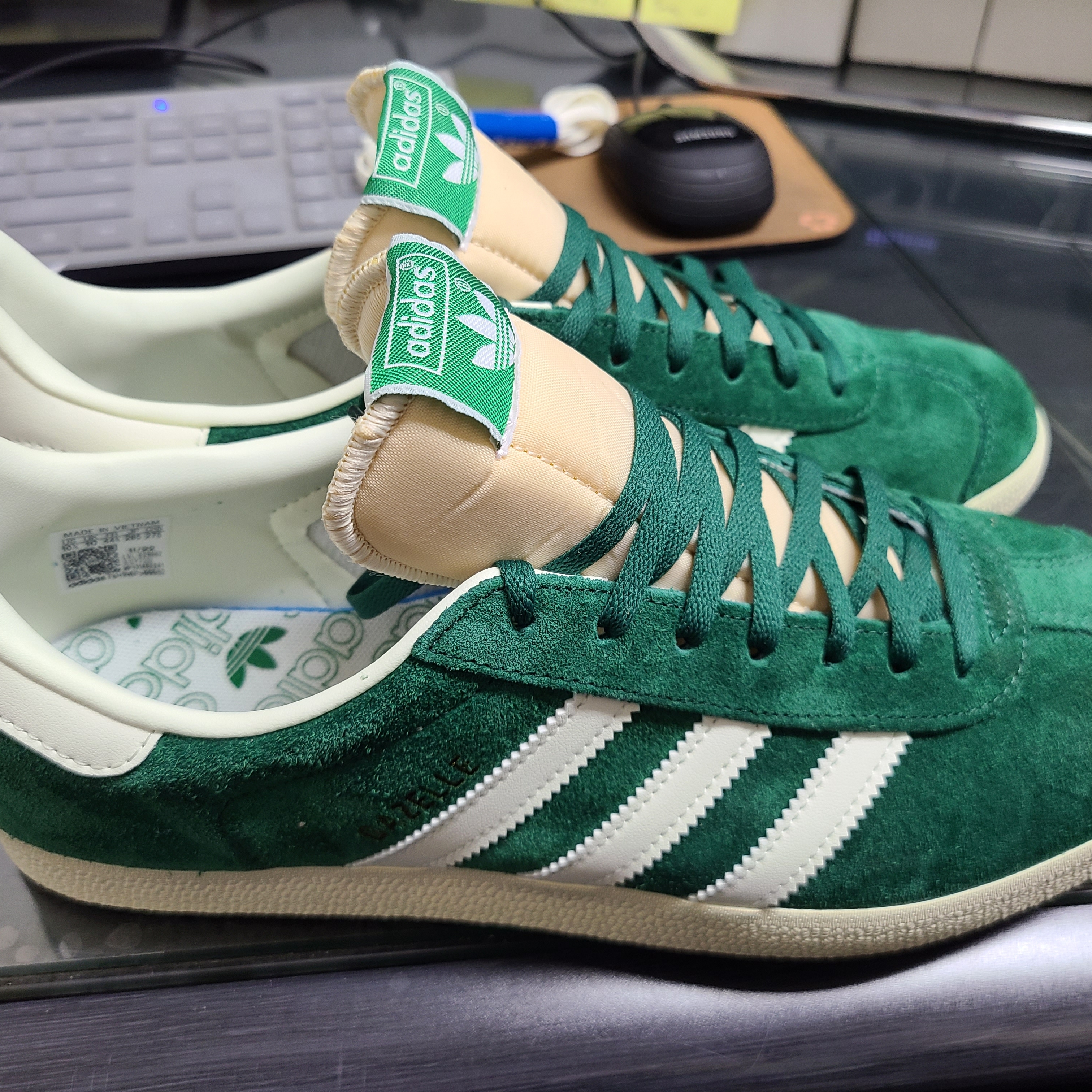Adidas Gazelle Dark Green Cream White 착용 스타일