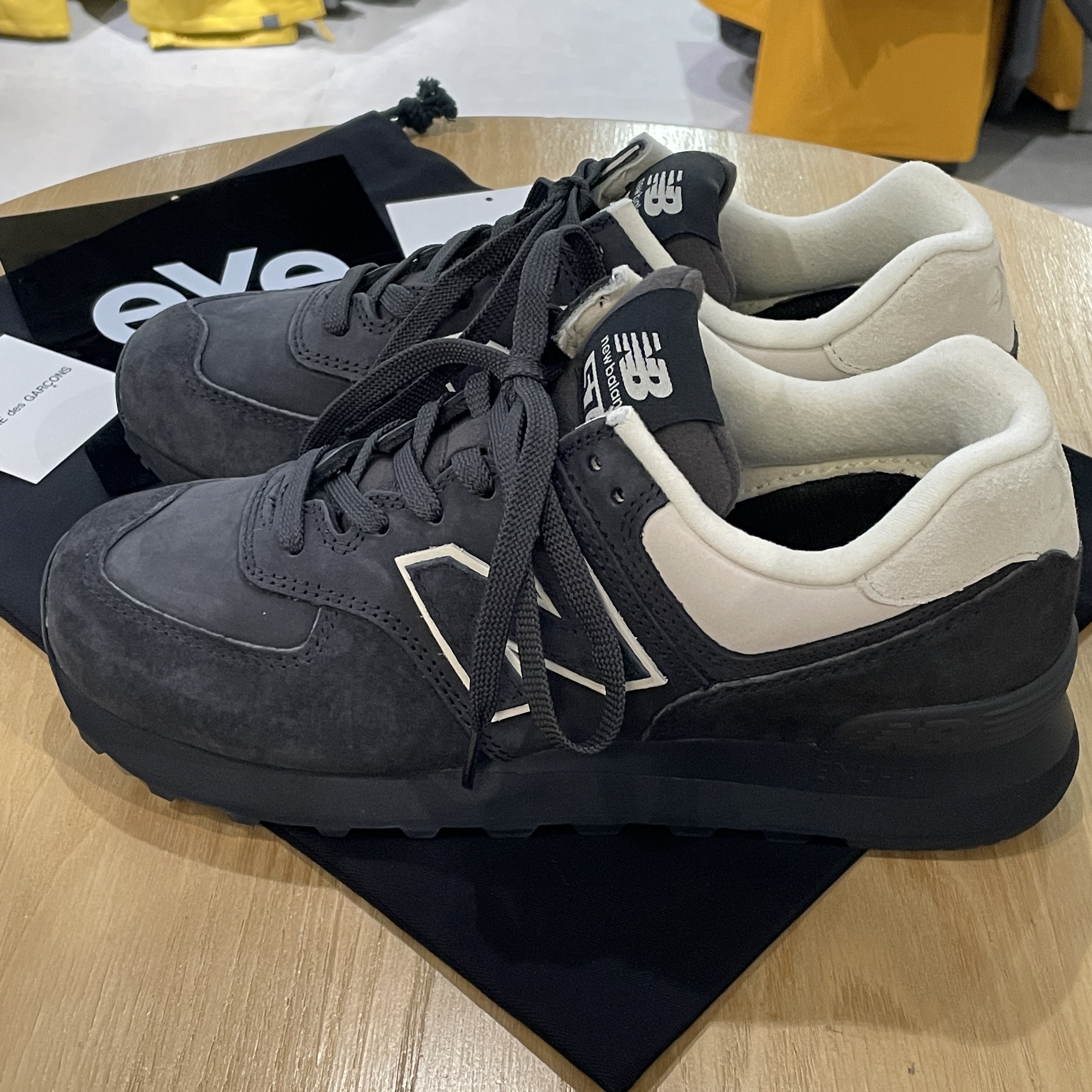 New Balance x Comme des Garcons Junya Watanabe Man 574 Suede Grey Off White 착용 스타일 - 3