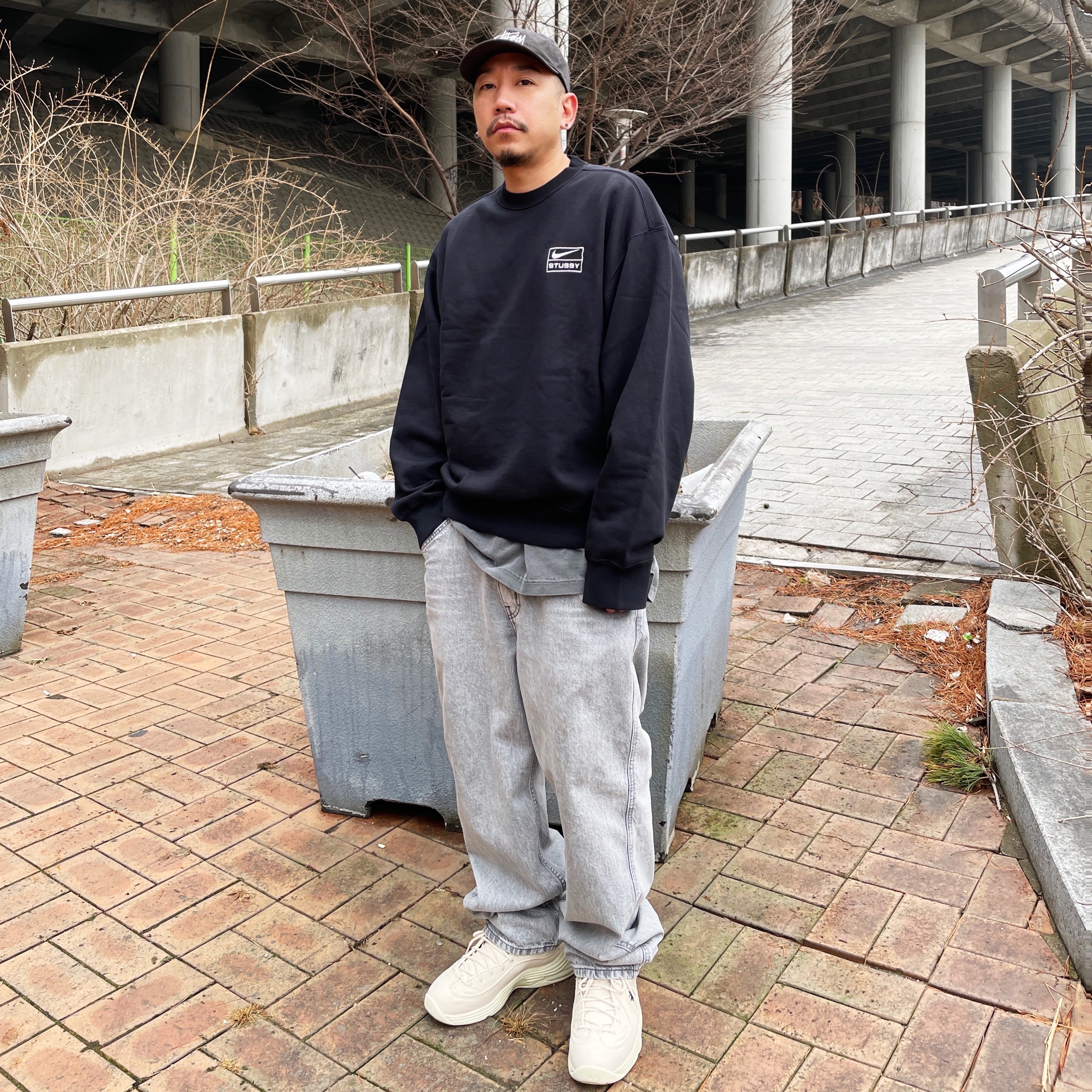 Nike x Stussy NRG Washed Fleece Crewneck Black (DO5310-010), Nike x Stussy Air Penny II Fossil 착용 스타일 - 1