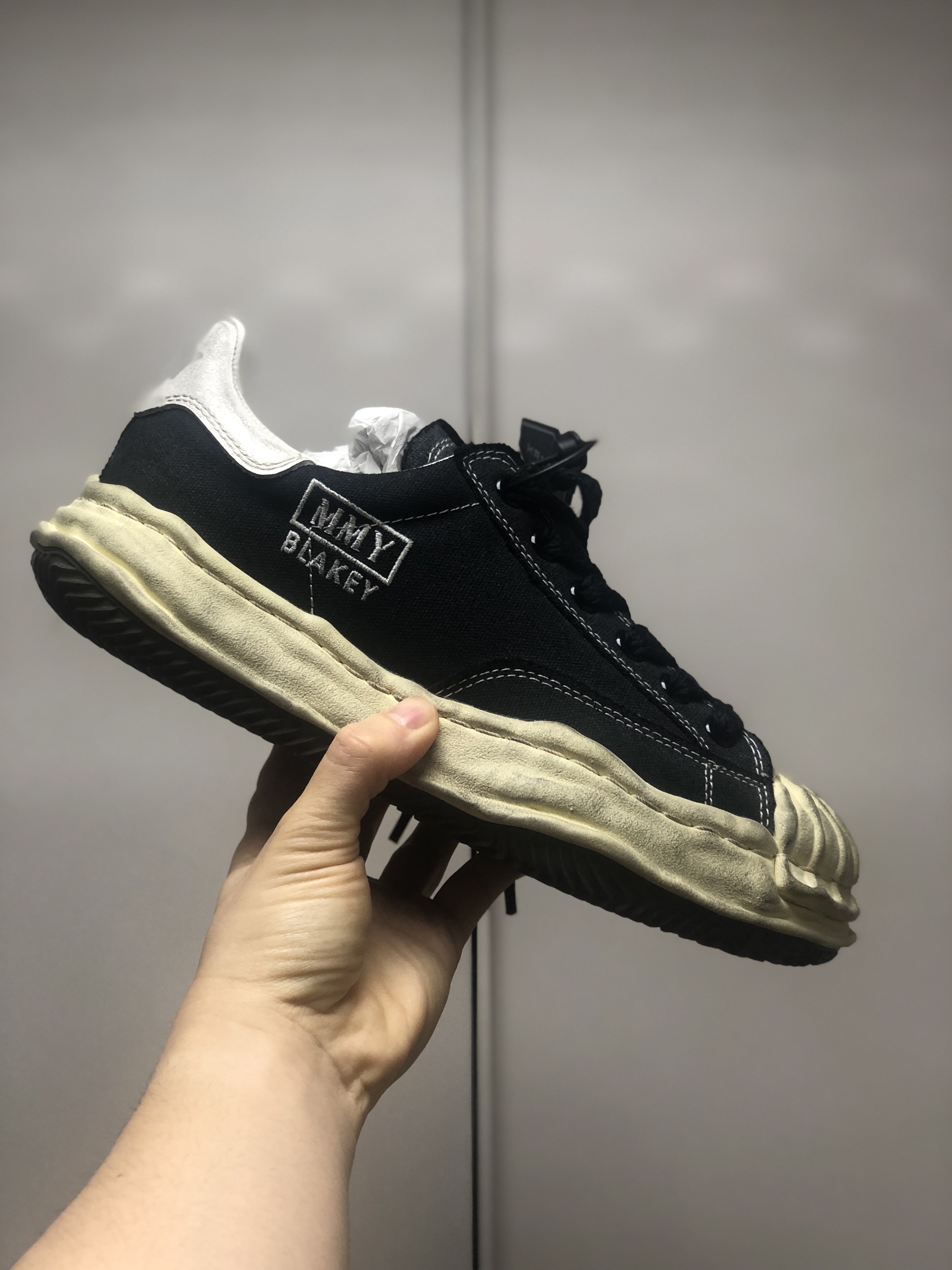 Maison Mihara Yasuhiro Blakey OG Sole Distressed Canvas Low-top Sneakers Black 착용 스타일