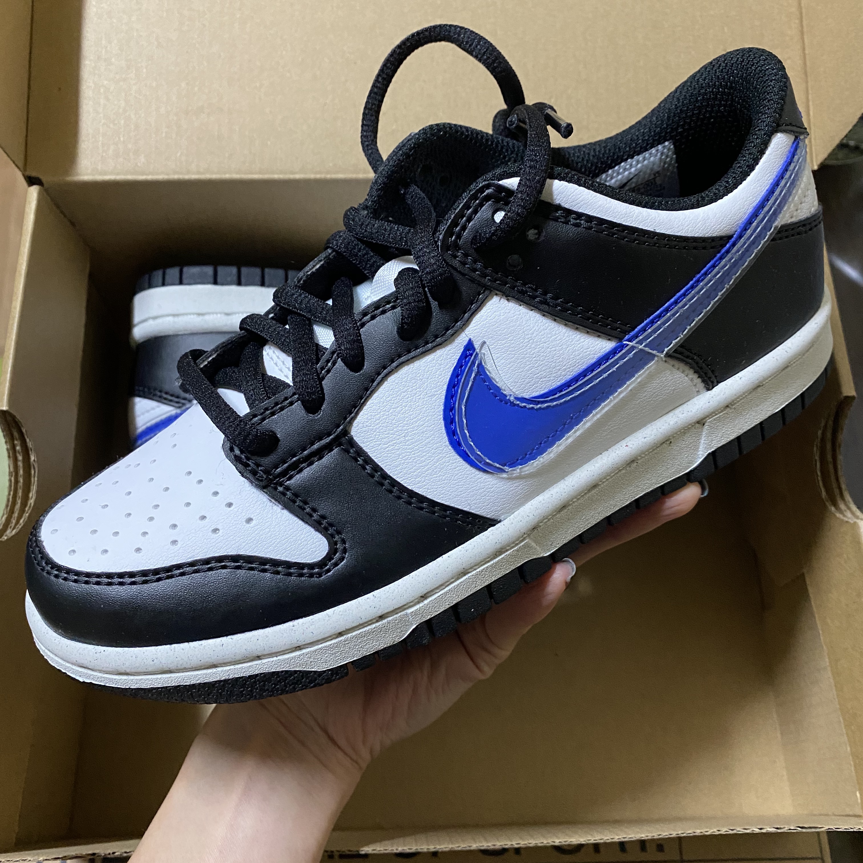 (GS) Nike Dunk Low Next Nature Black Hyper Royal 착용 스타일