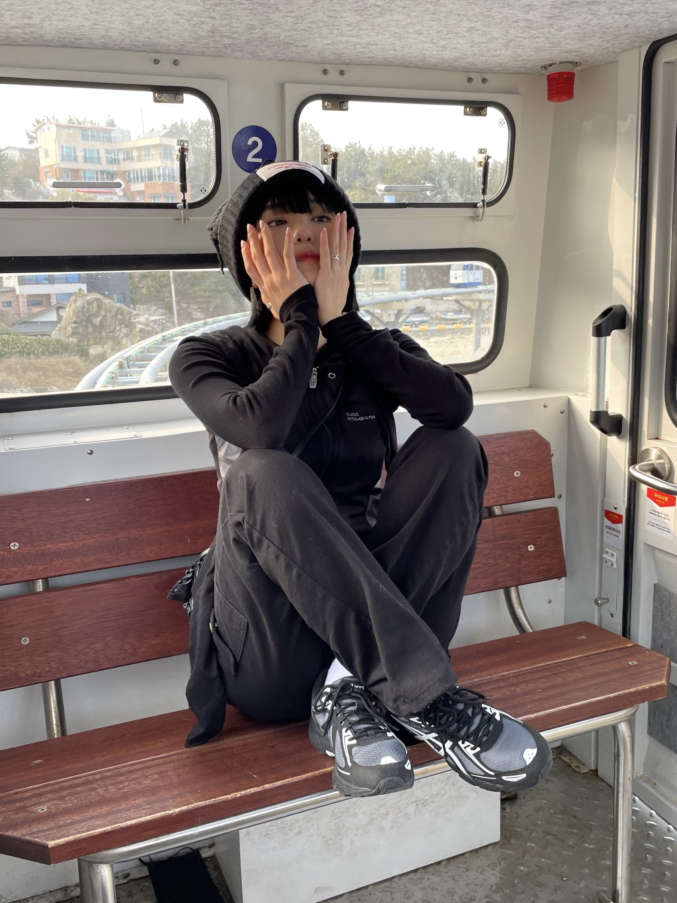 Balenciaga Grained Calfskin Neo Classic Super Nano Handbag Black, Asics Gel-Venture 6 Carrier Grey 착용 스타일 - 3