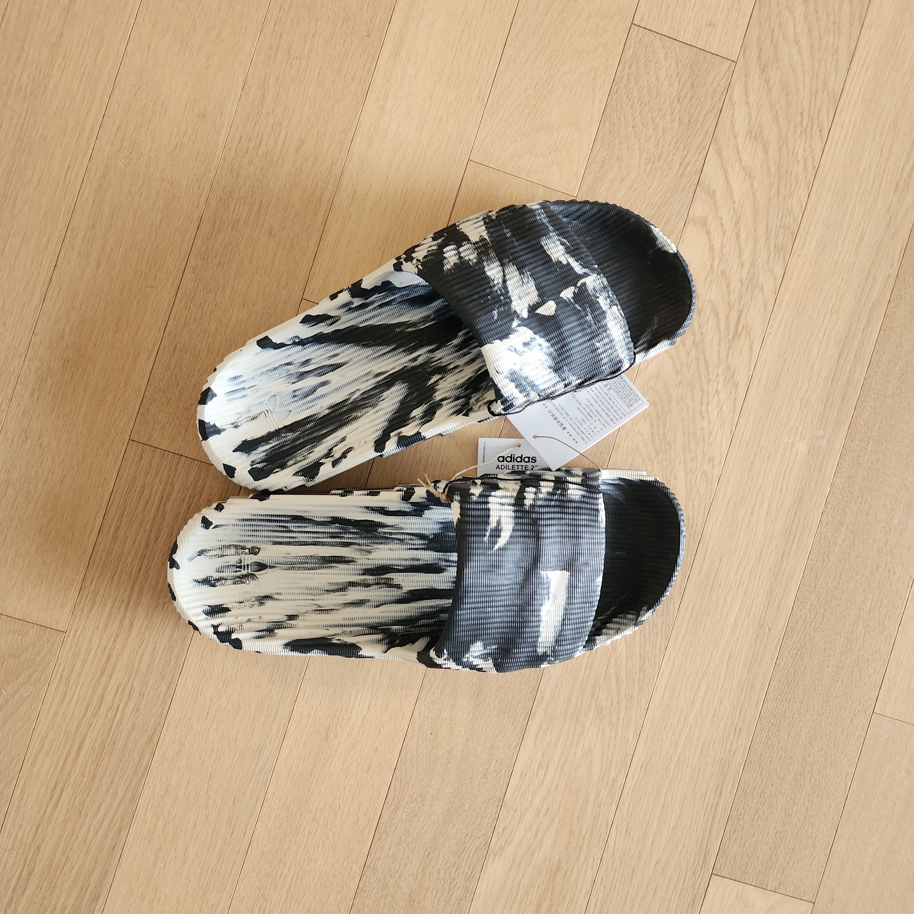 Adidas Adilette 22 Carbon Aluminium 착용 스타일 - 2