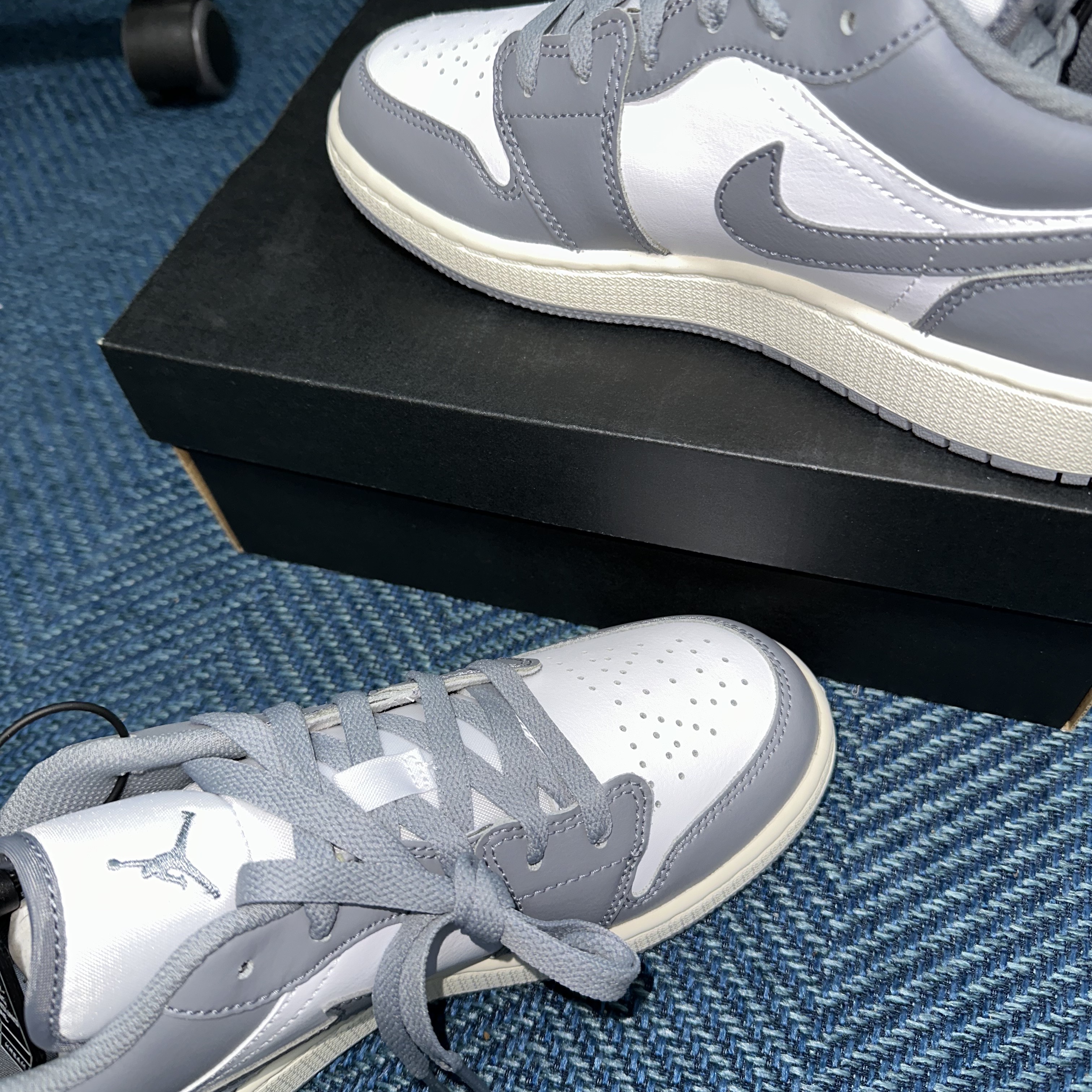 (GS) Jordan 1 Low Stealth and White 착용 스타일 - 2