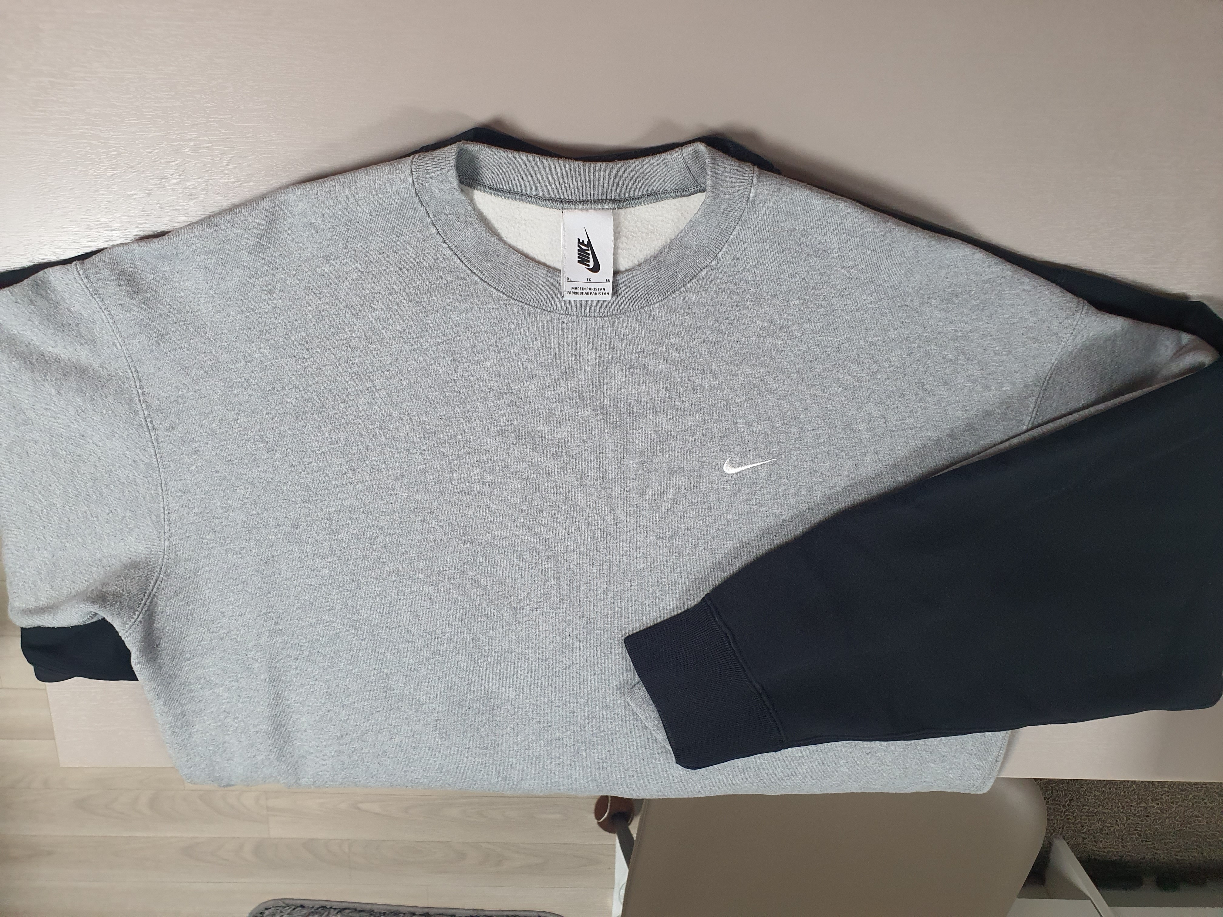 Nike NRG Solo Swoosh Crew Fleece Dark Grey Heather - Asia, Nike x Stussy NRG Washed Fleece Crewneck Black (DO5310-010) 착용 스타일 - 5
