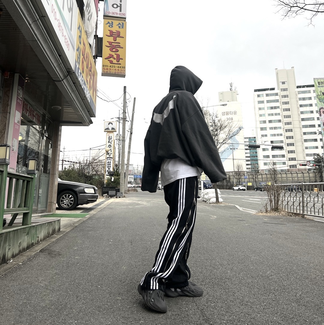Adidas Yeezy Foam RNNR Onyx, Yeezy Gap Engineered By Balenciaga Dove Hoodie Black 착용 스타일 - 3