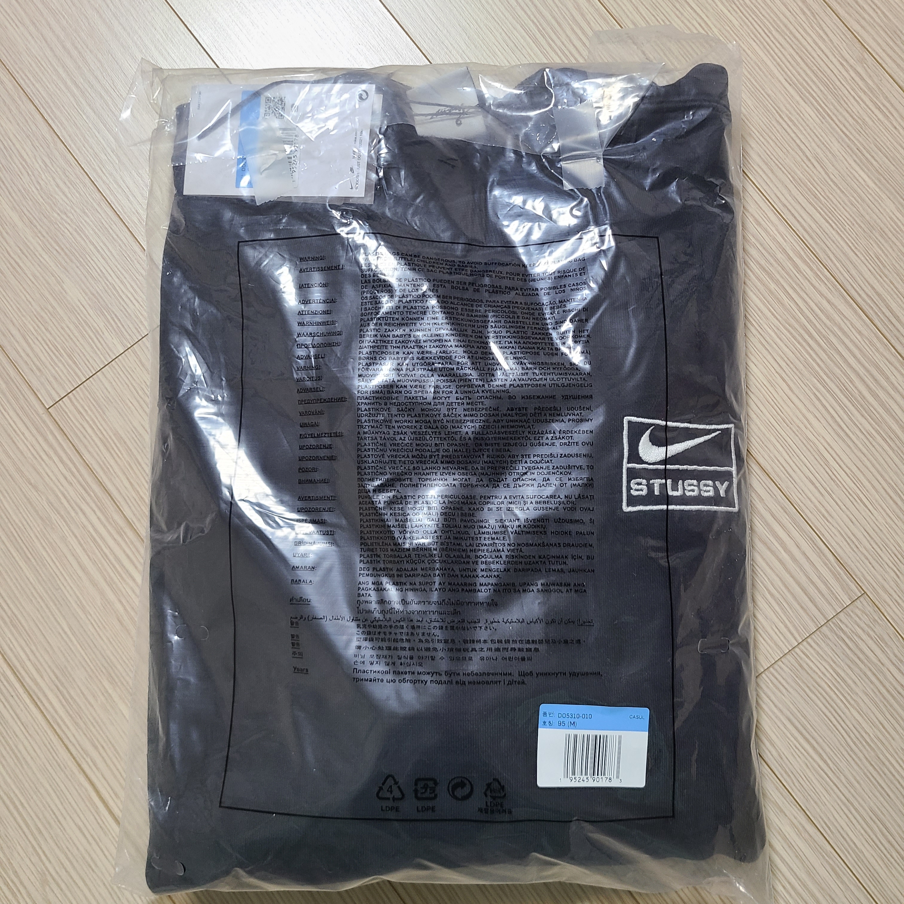 Nike x Stussy NRG Washed Fleece Crewneck Black (DO5310-010) 착용 스타일 - 1