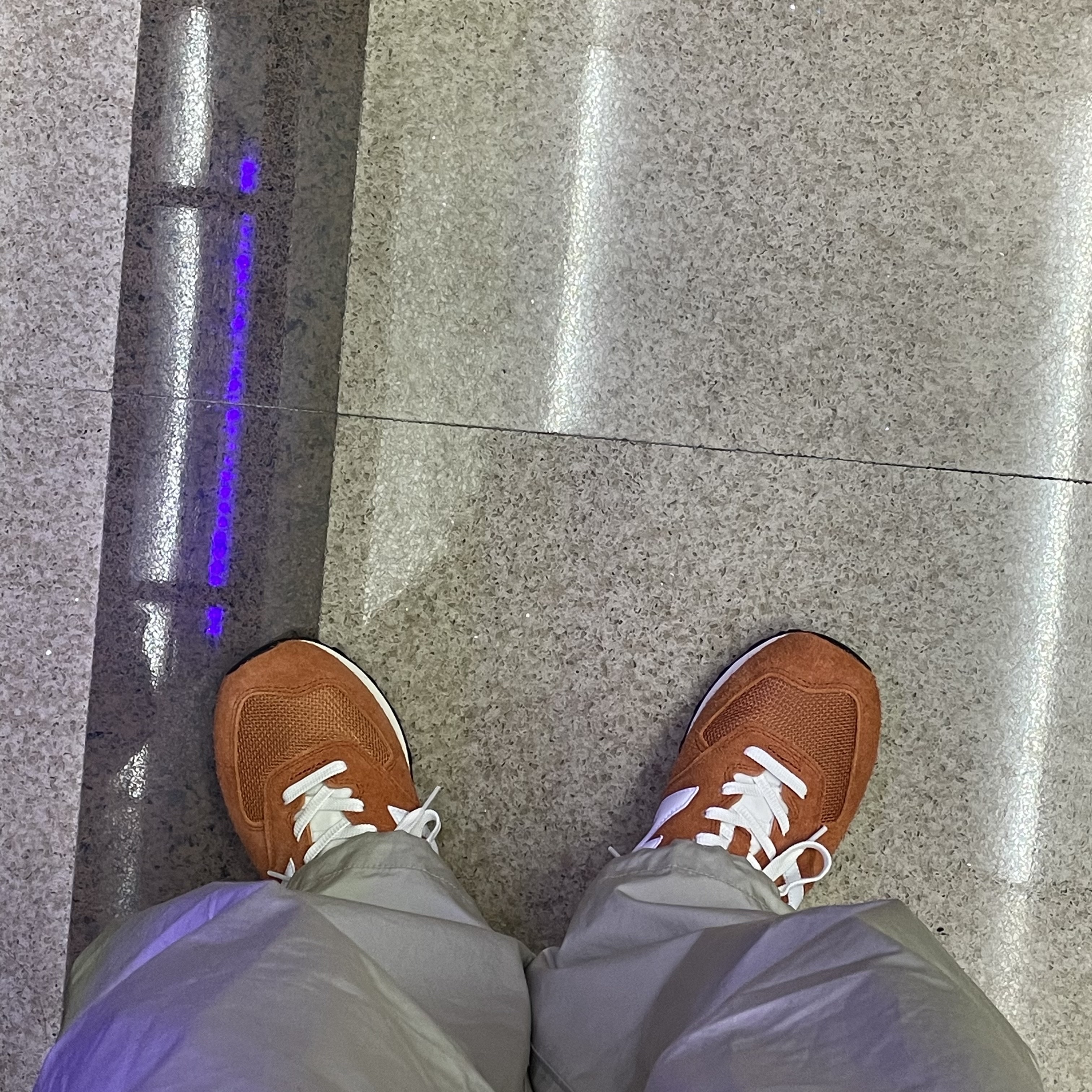 New Balance 574 Heritage Orange Burst White 착용 스타일
