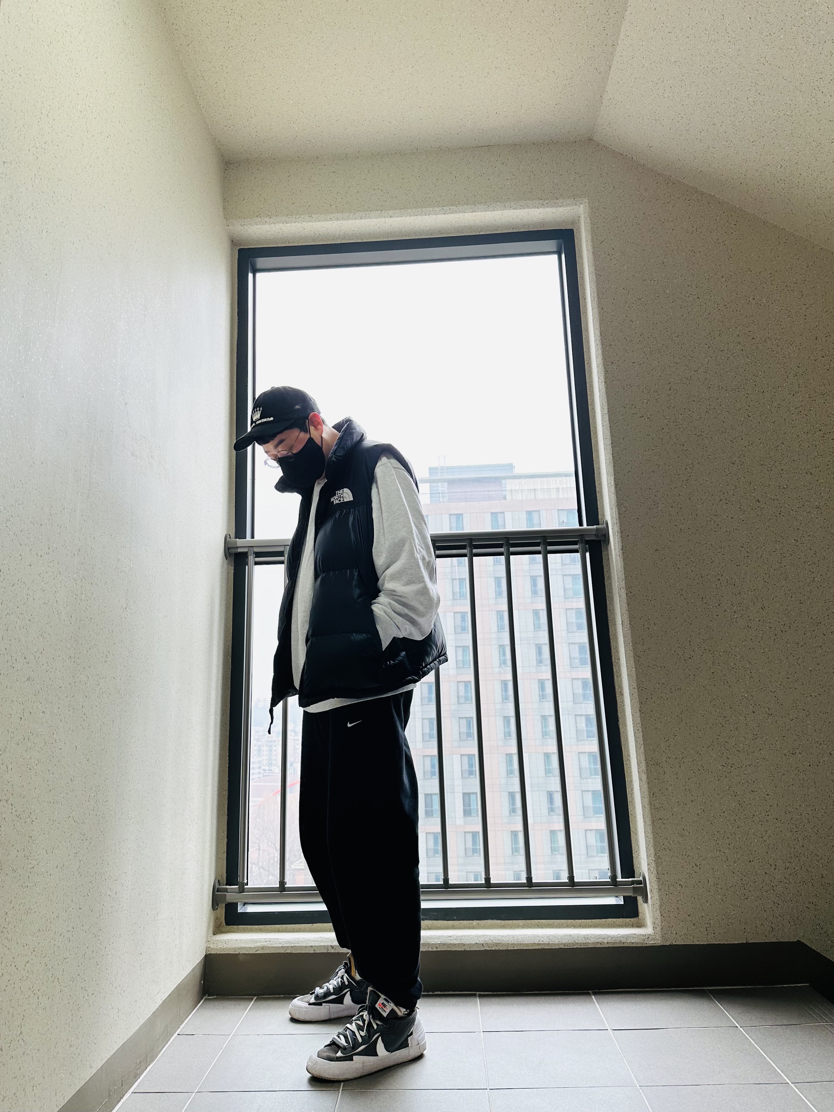 Stussy 93 Slick Crown Low Pro Cap Black, The North Face Nuptse Hybrid Down Ball Vest Black 착용 스타일 - 1