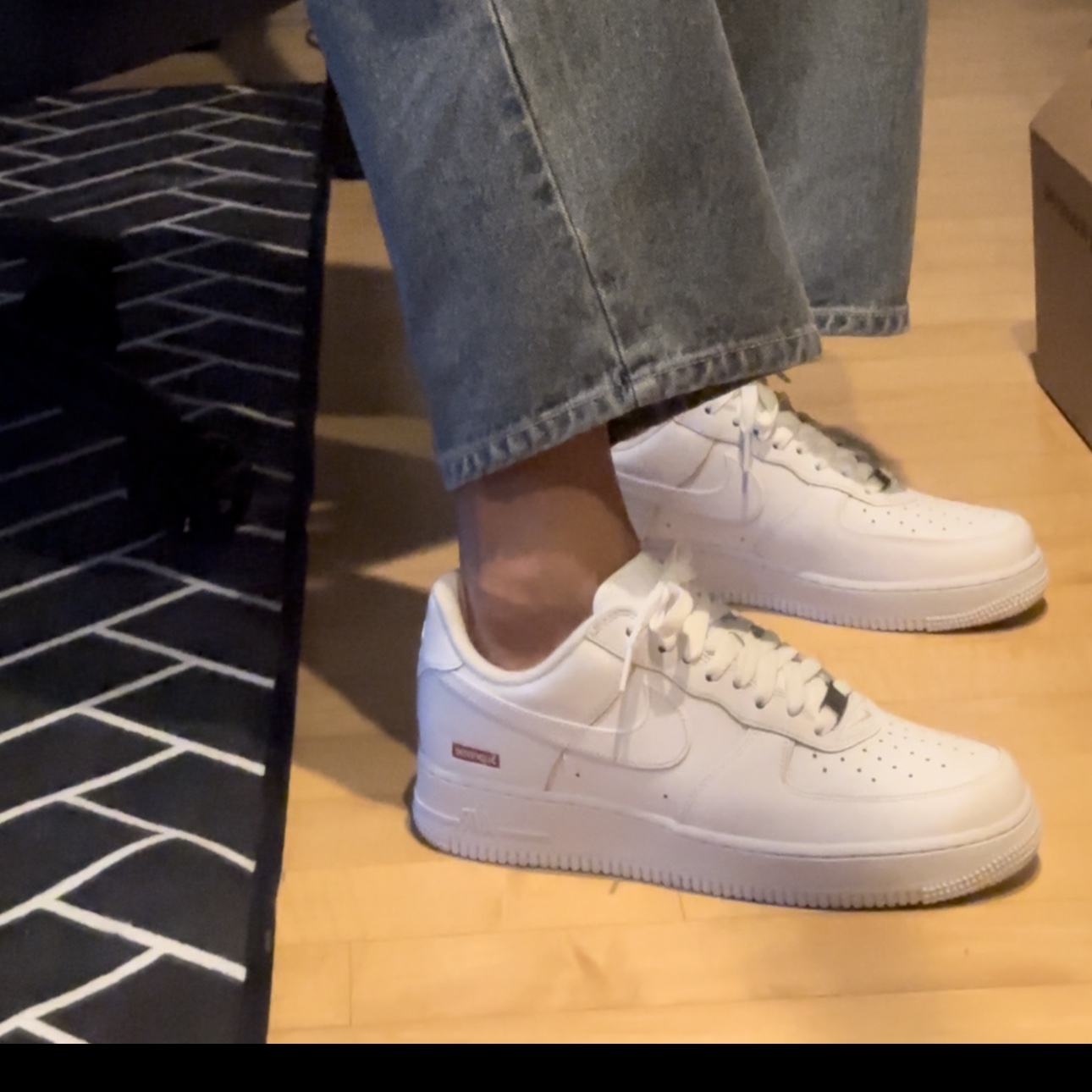 Nike x Supreme Air Force 1 Low White 착용 스타일 - 3