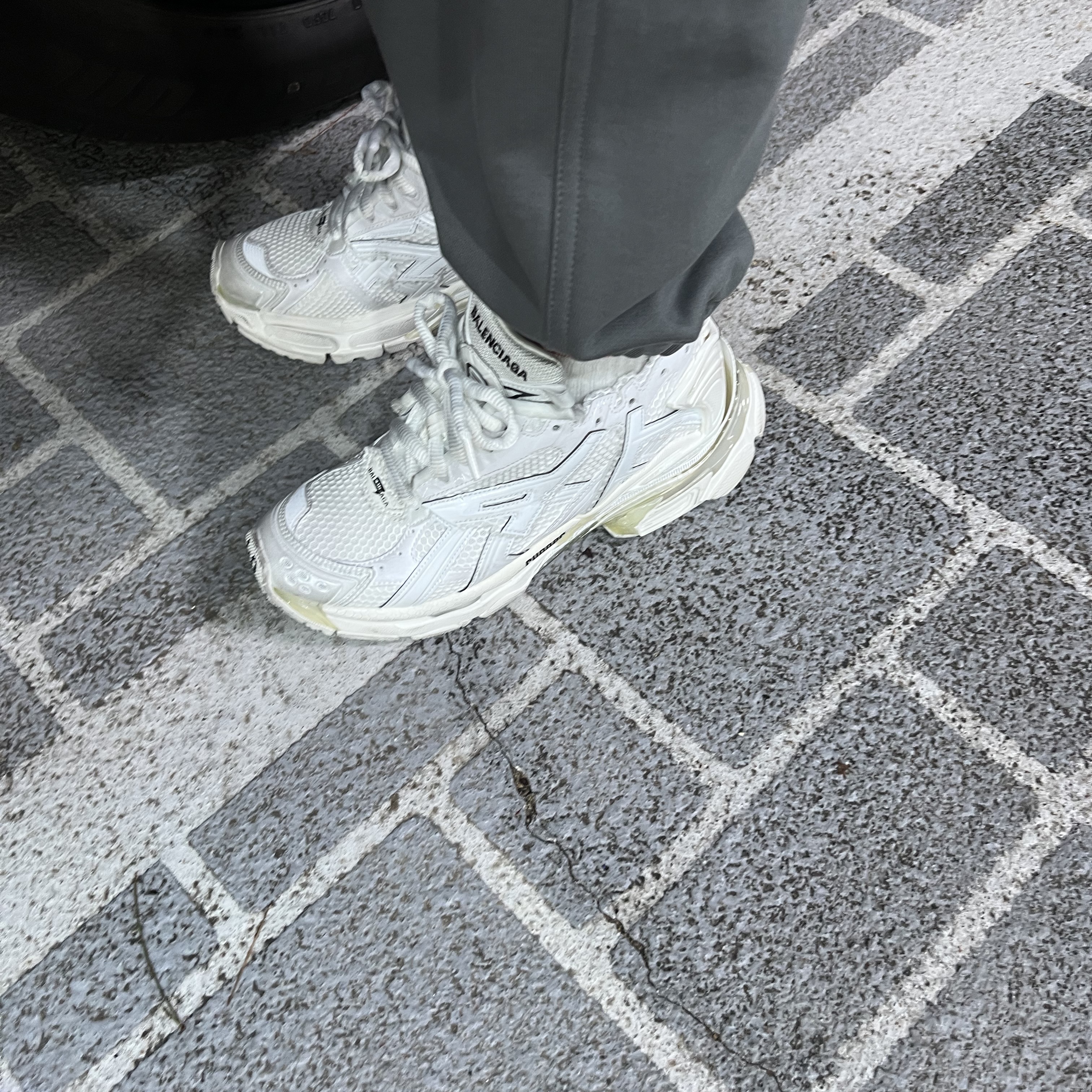 Balenciaga Runner Sneakers White 착용 스타일