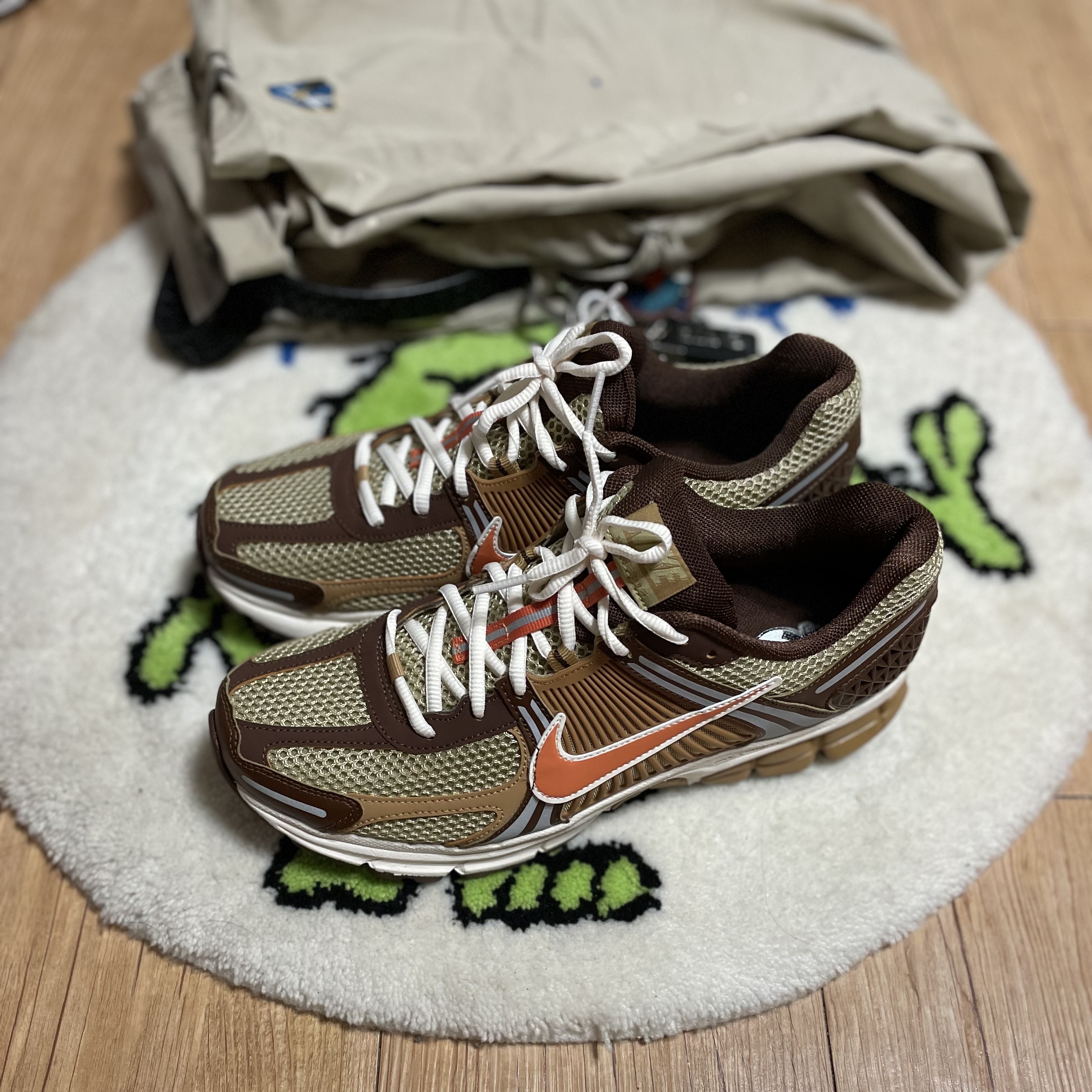 Nike Zoom Vomero 5 Wheat Grass and Cacao Wow 착용 스타일