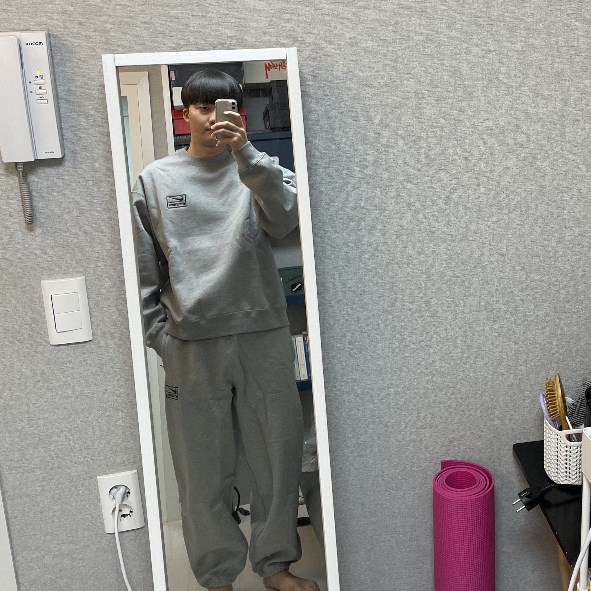 Nike x Stussy NRG Fleece Crewneck Dark Grey Heather (DO9337-063), Nike x Stussy NRG Fleece Pants Dark Grey Heather (DO9340-063) 착용 스타일