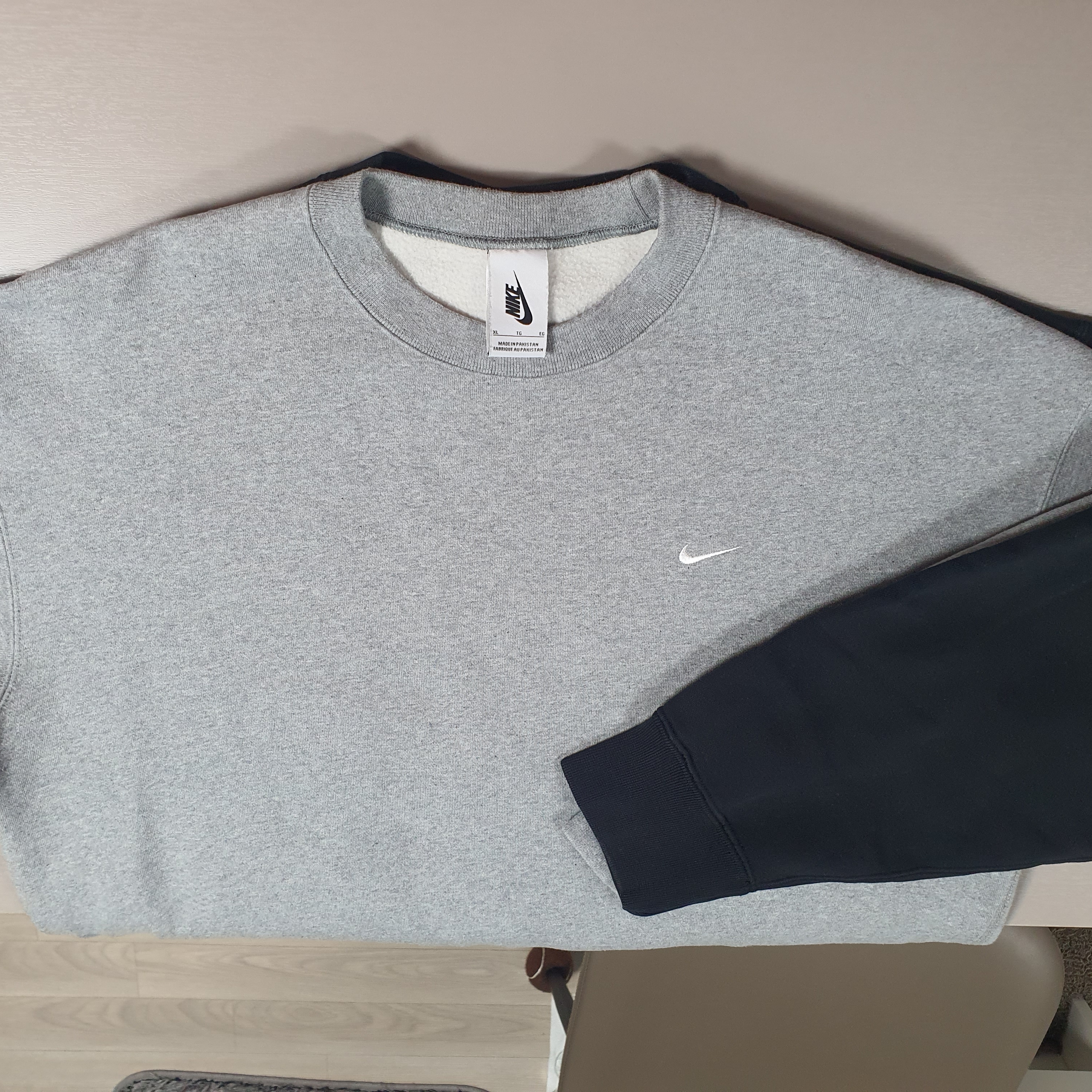 Nike x Stussy NRG Washed Fleece Crewneck Black (DO5310-010), Nike NRG Solo Swoosh Crew Fleece Dark Grey Heather - Asia 착용 스타일 - 1