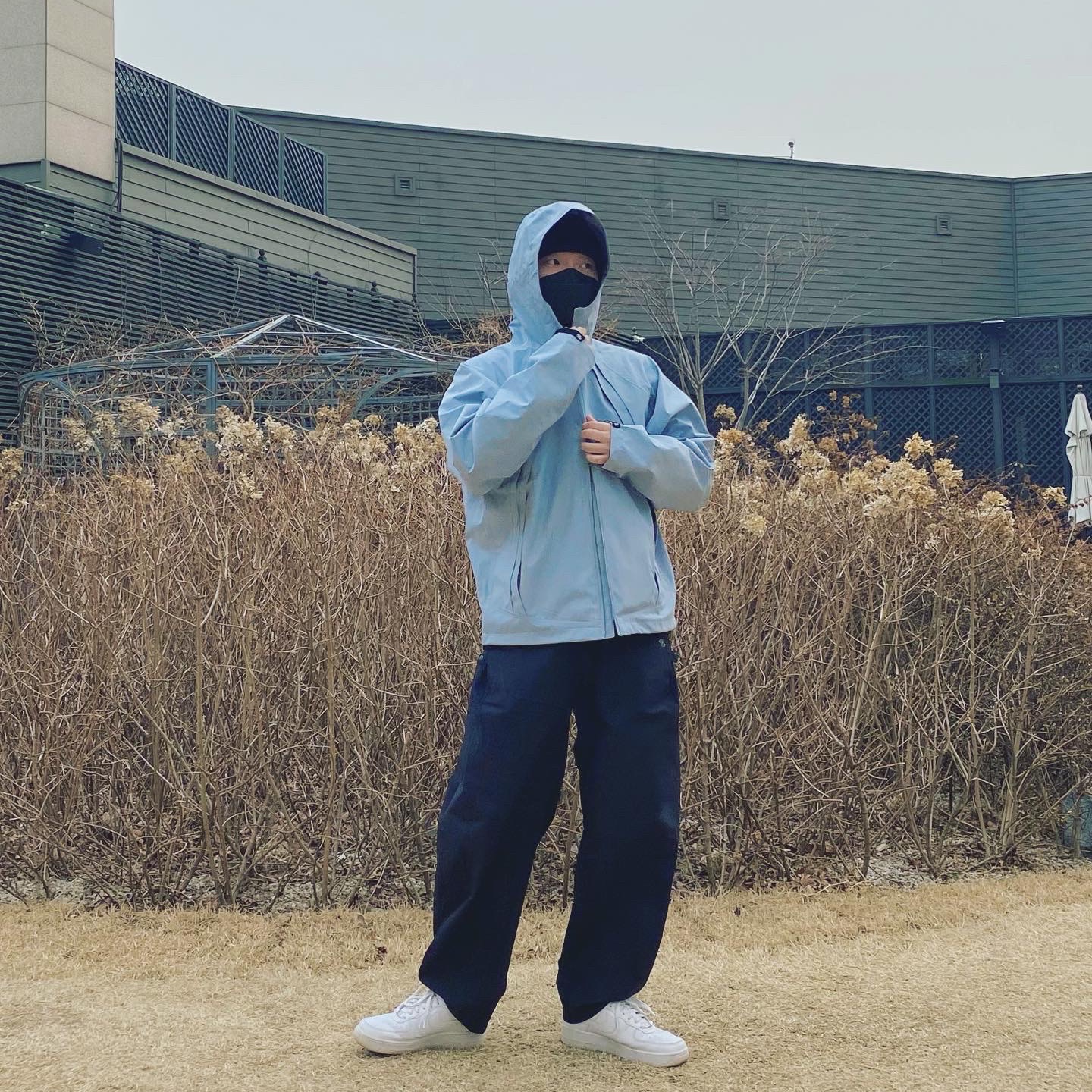 Sansan Gear Windblock Jacket Sky Blue - 22FW, Sansan Gear Side Snap Pants Black 착용 스타일