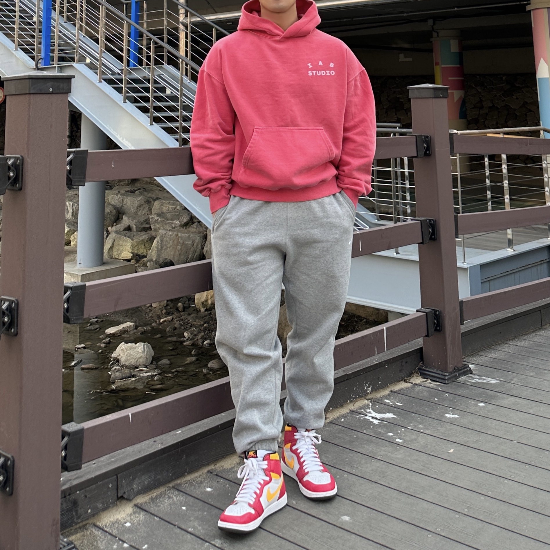 IAB Studio Pigment Hoodie & Sack Coral, Nike NRG Solo Swoosh Fleece Pants Dark Grey Heather - Asia 착용 스타일