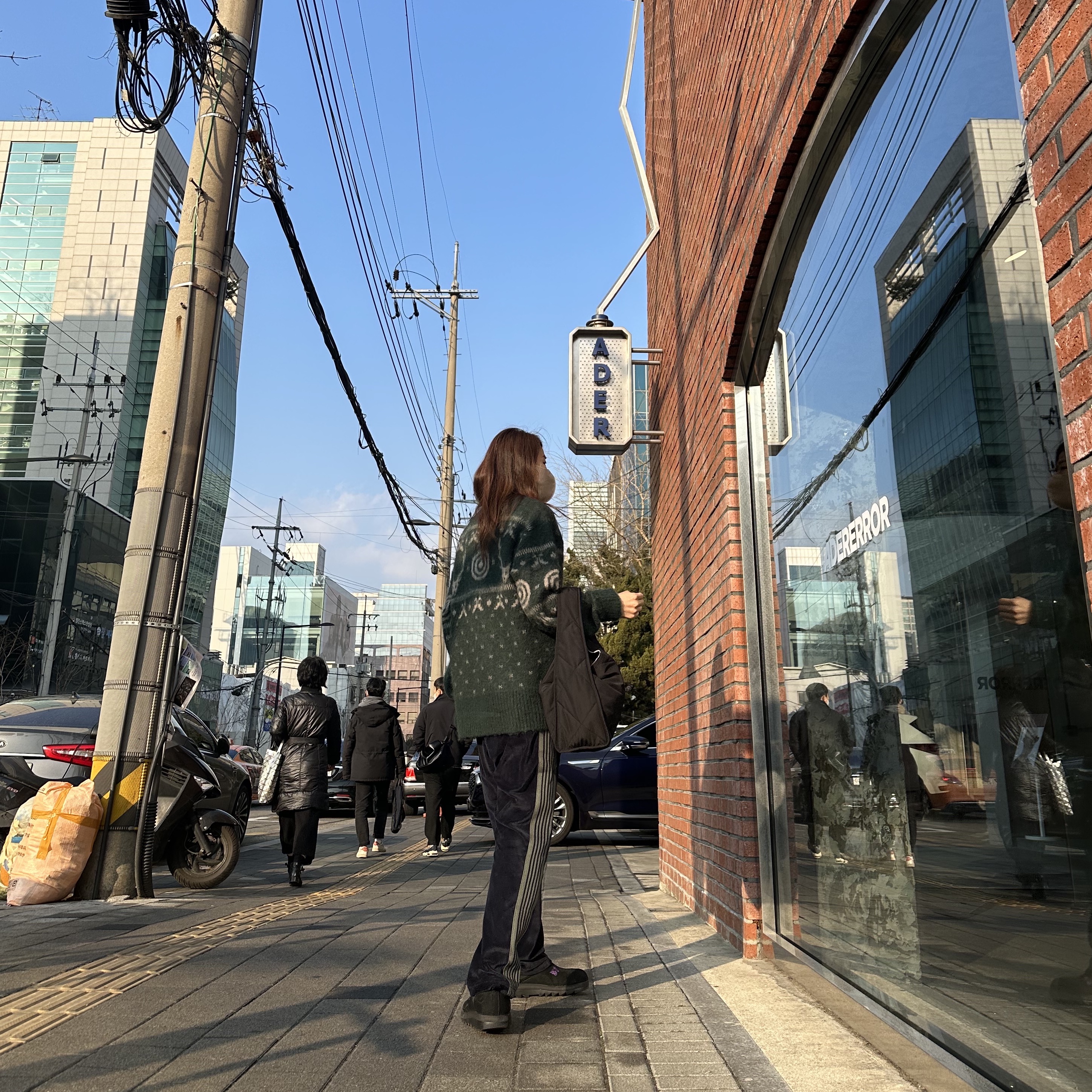 South2 West8 Loose Fit Crew Neck Cardigan S2W8 Nordic Green, Needles Narrow Track Pants Velour Navy 착용 스타일 - 1