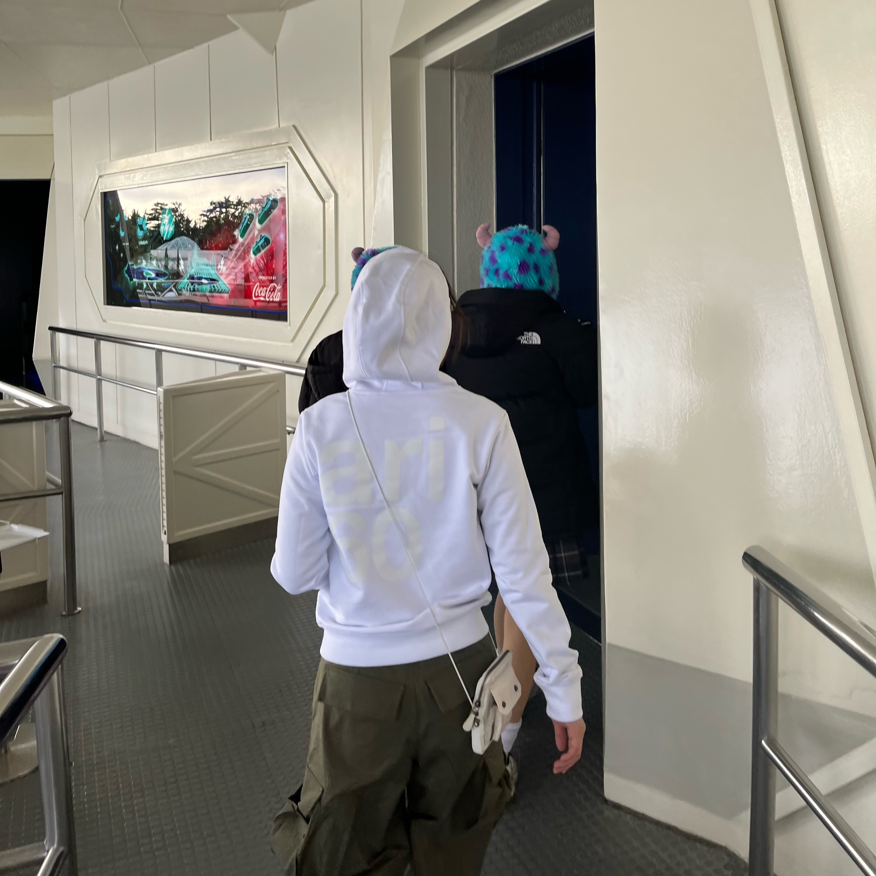 [KREAM 단독] Safarispot Women 1/2 Basic Safari Hoodie White 착용 스타일 - 1