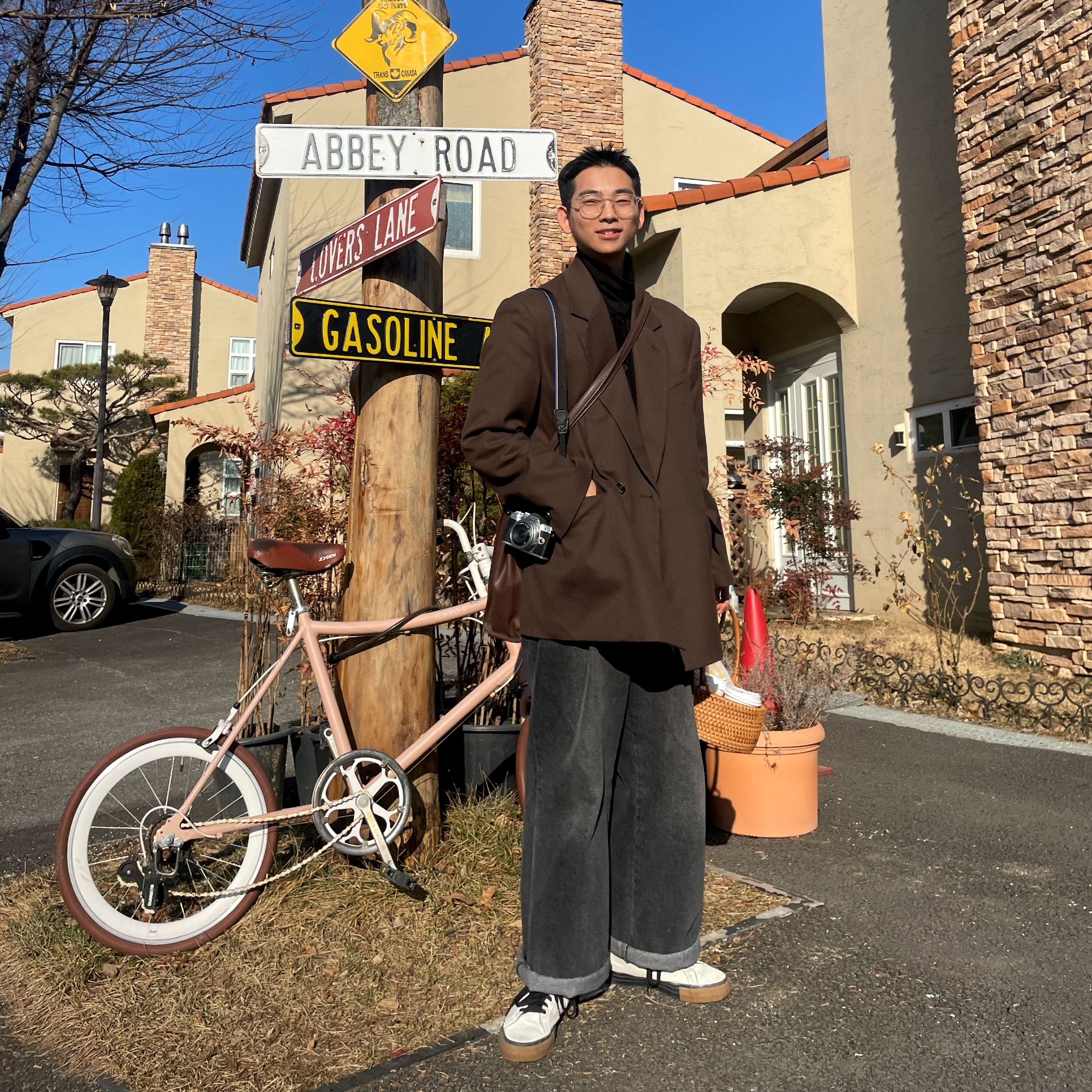 Telfar Medium Shopping Bag Chocolate, Converse x Carhartt WIP One Star Pro Low White 착용 스타일 - 2