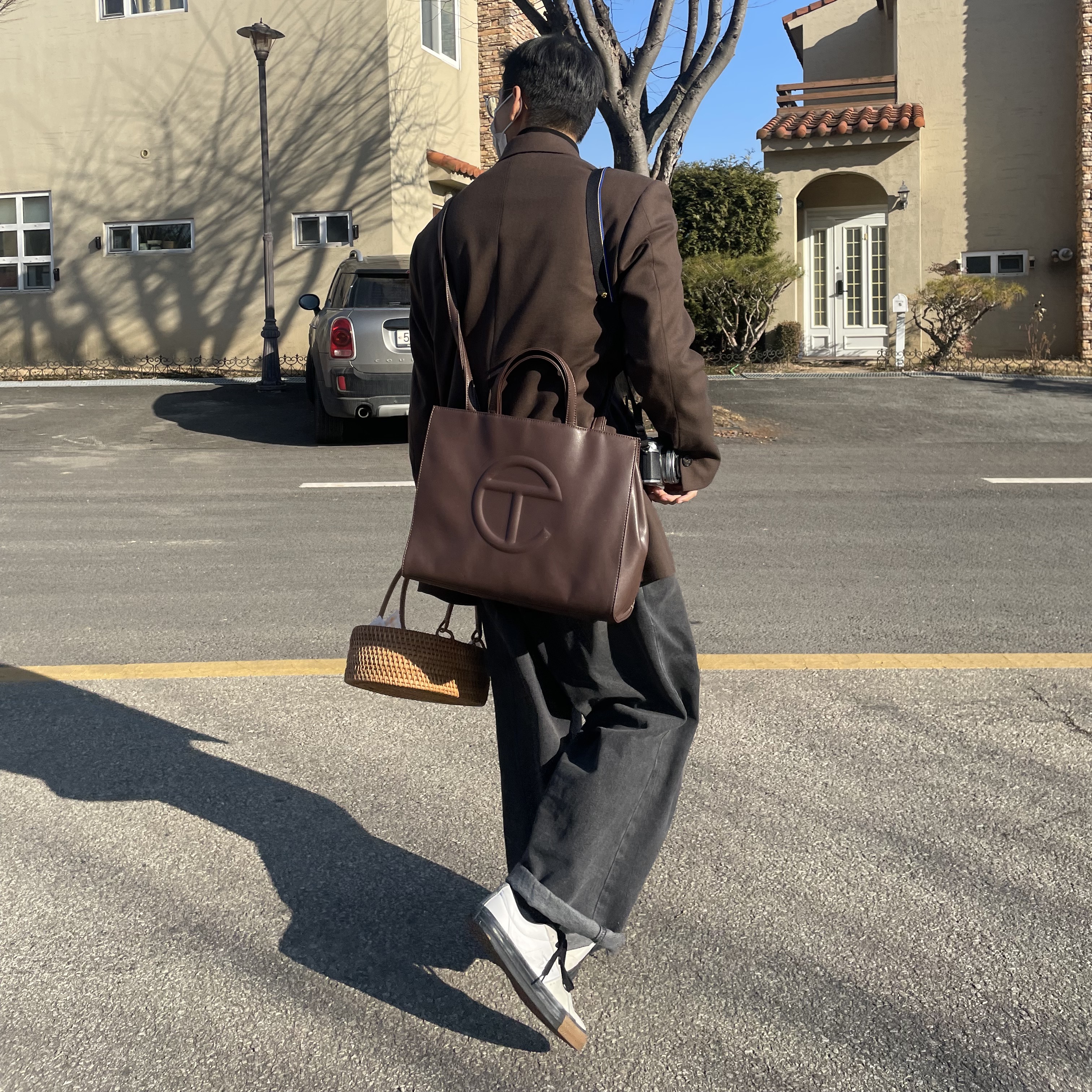 Telfar Medium Shopping Bag Chocolate, Converse x Carhartt WIP One Star Pro Low White 착용 스타일 - 1