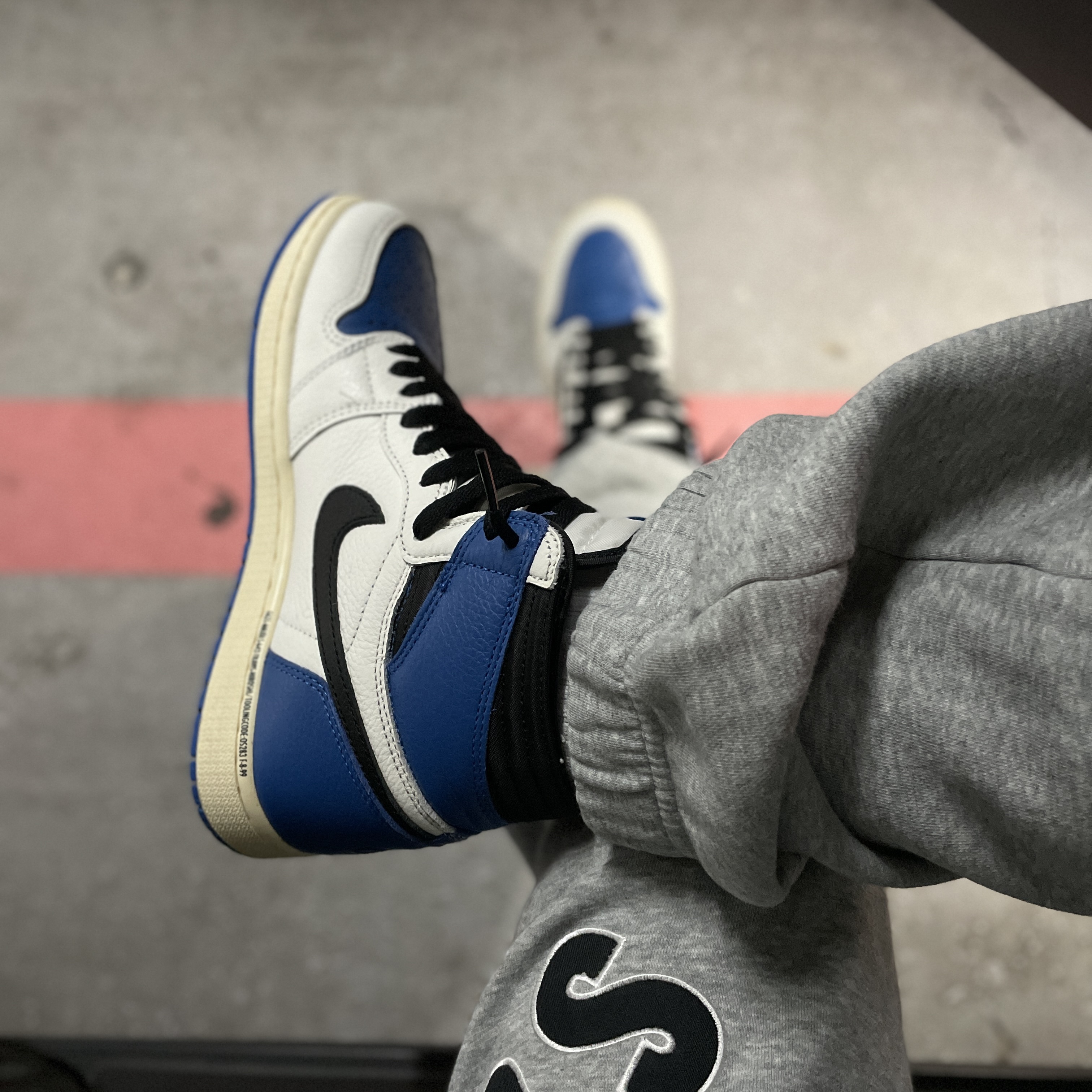 Jordan 1 x Travis Scott x Fragment Retro High OG SP Military Blue 착용 스타일