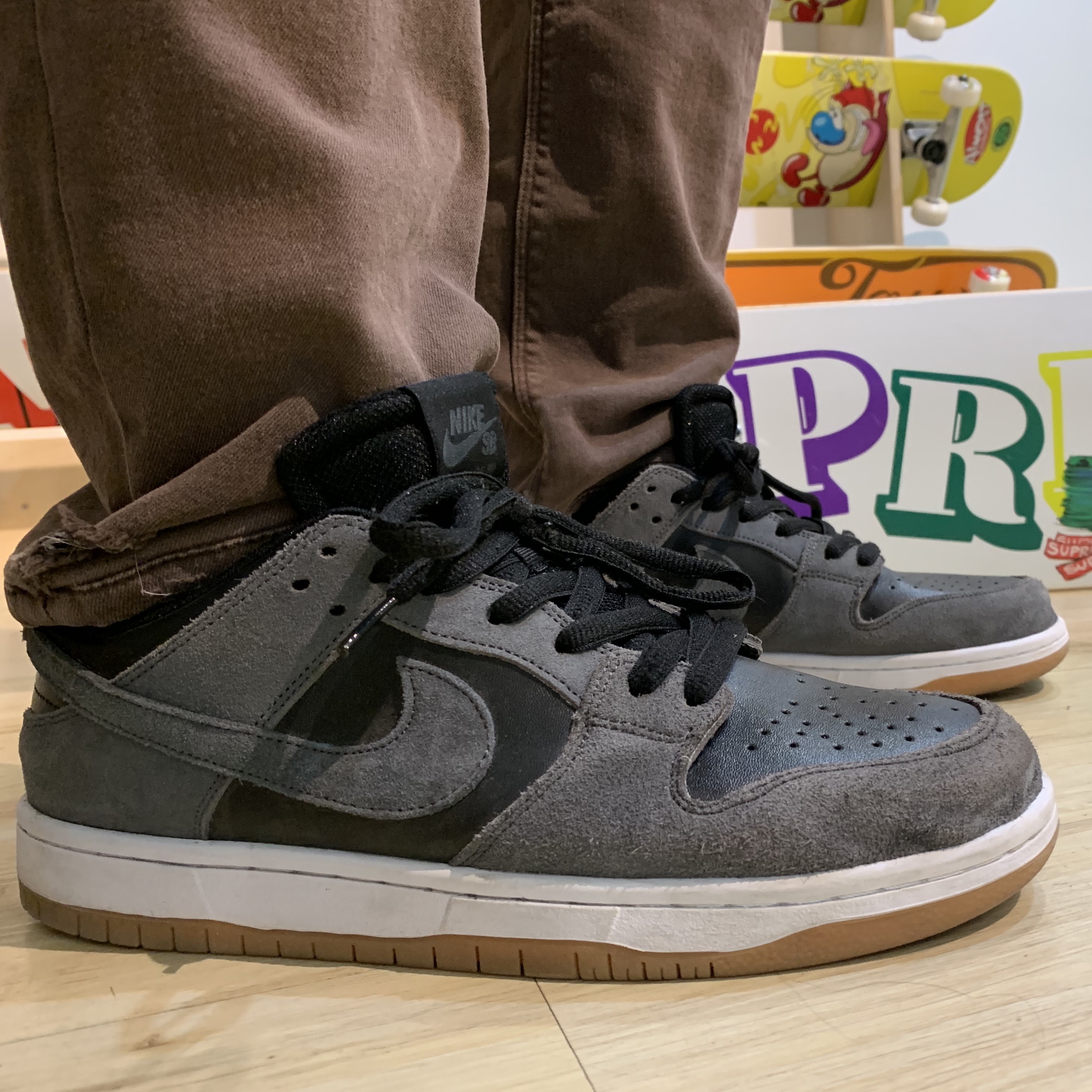 Nike SB Dunk Low Dark Grey Black Gum 착용 스타일 - 1