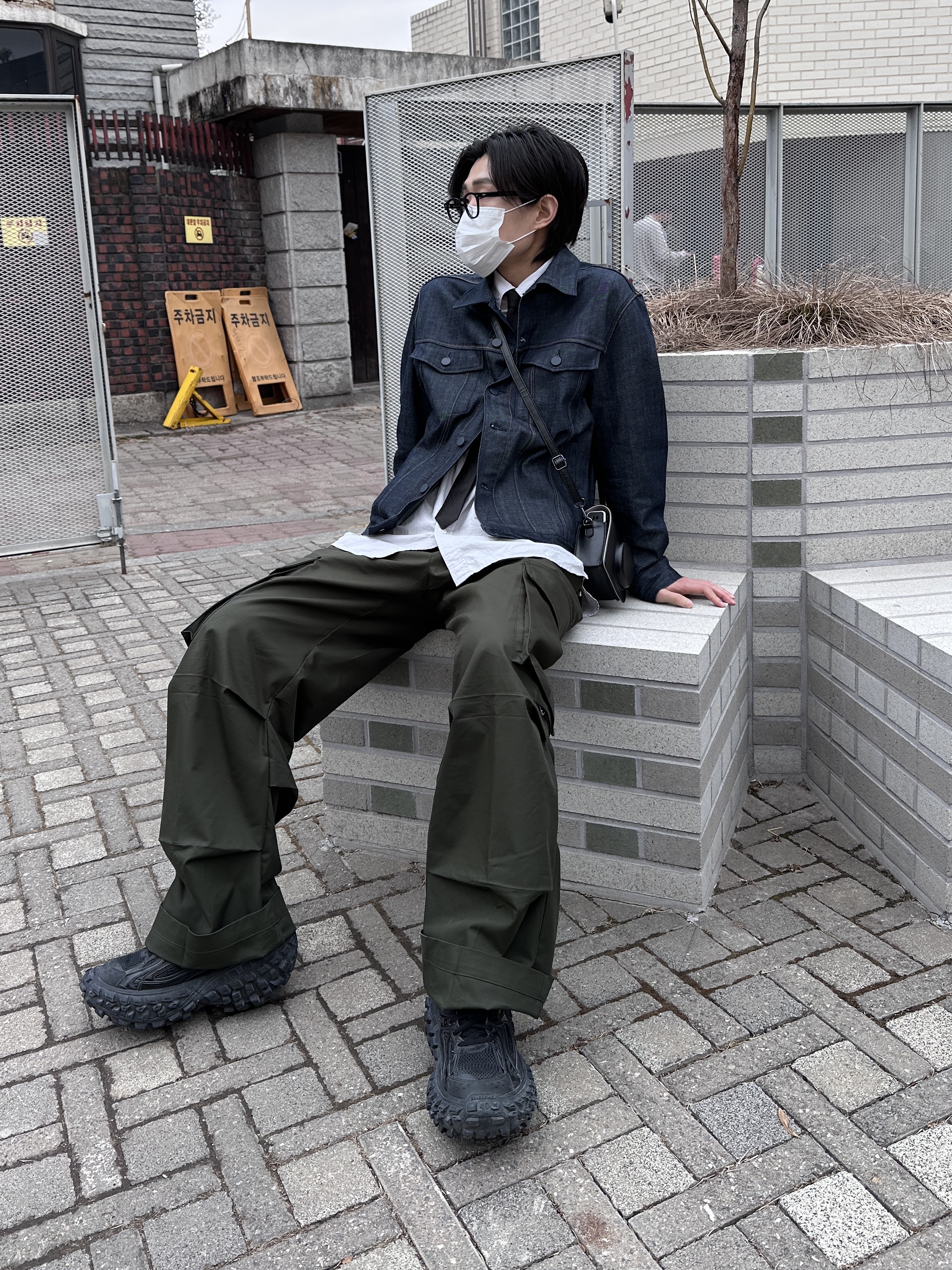 Balenciaga Defender Sneakers Black 착용 스타일 - 3