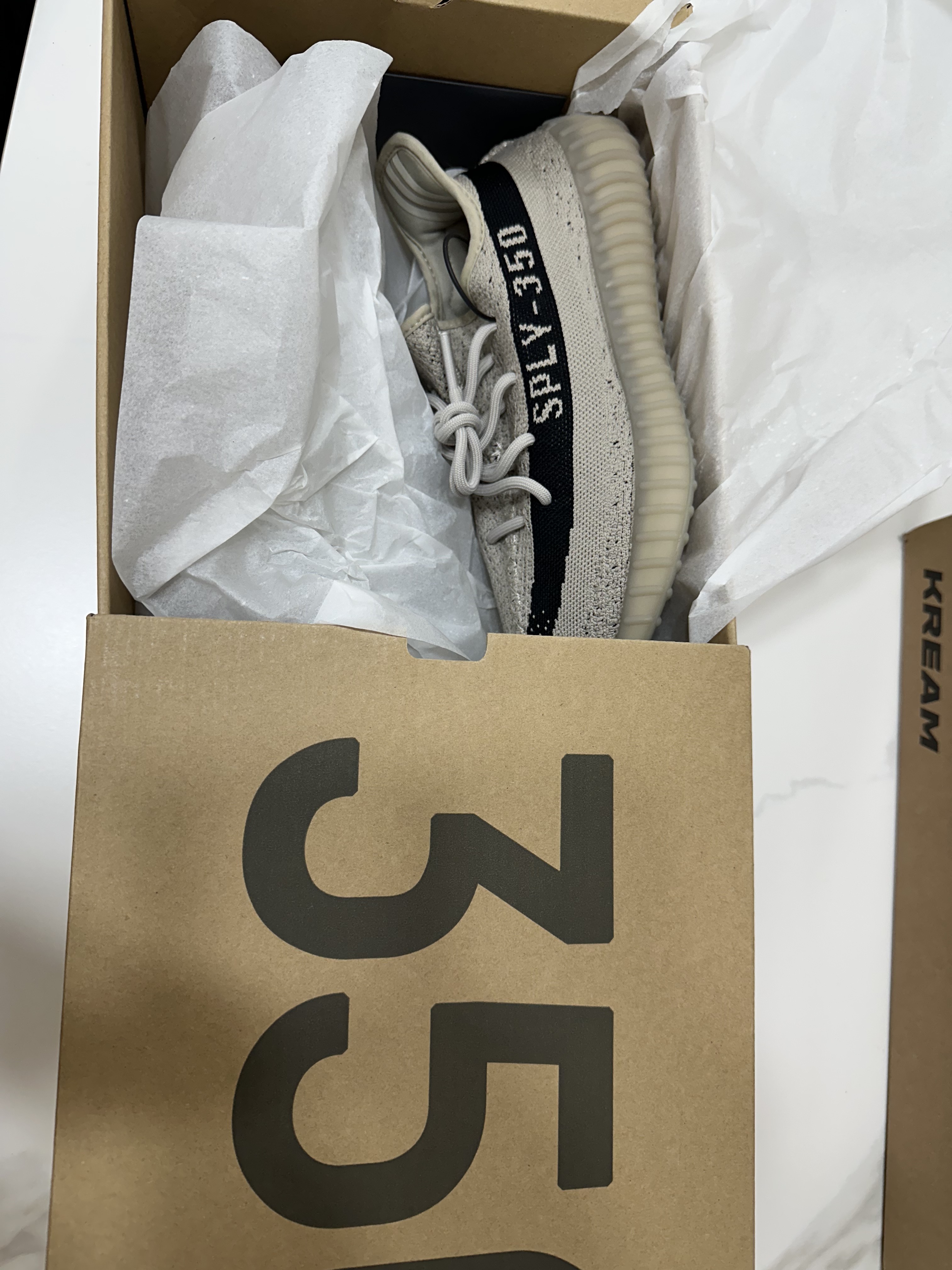 Adidas Yeezy Boost 350 V2 Slate Core Black 2022/2023 착용 스타일 - 2
