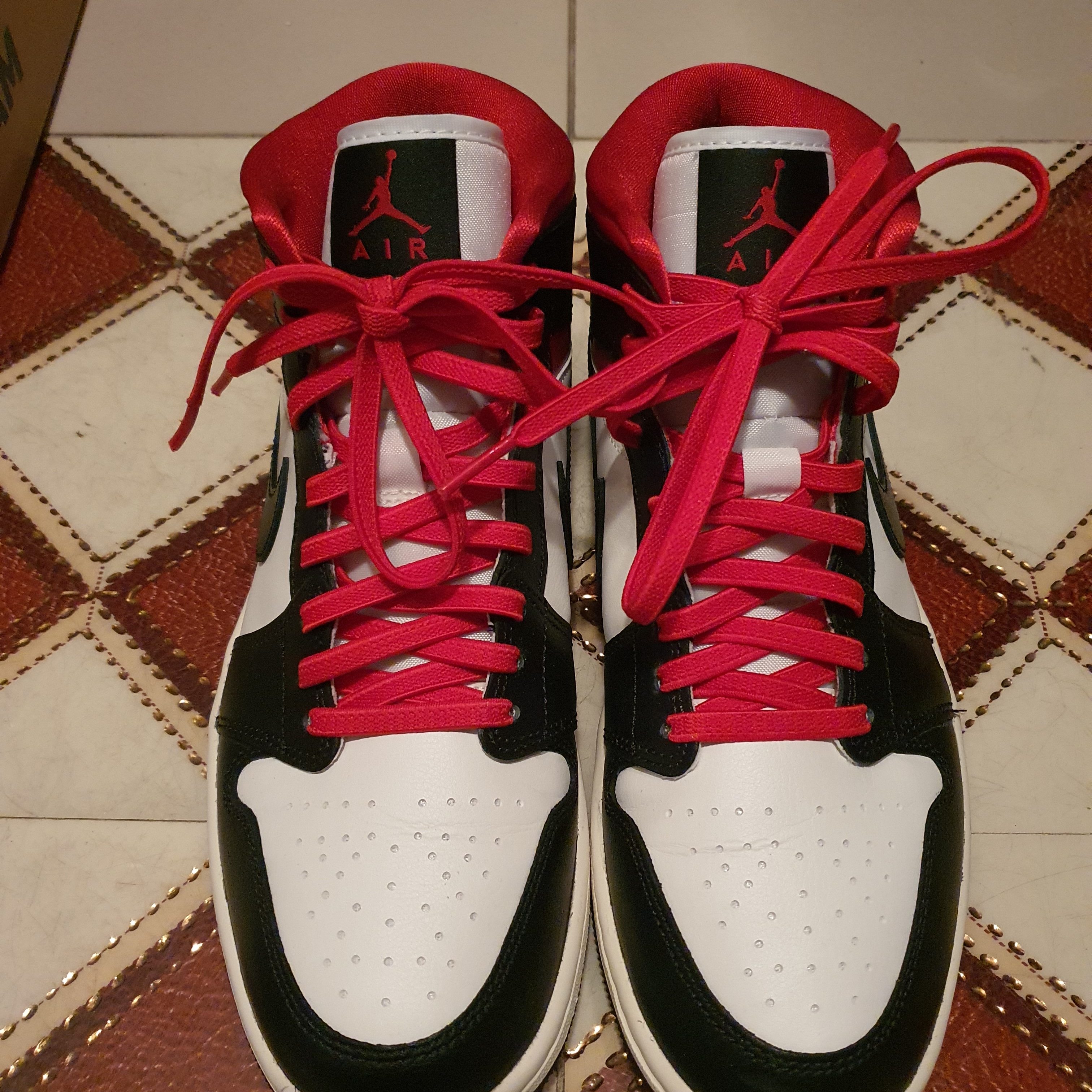 (W) Jordan 1 Mid Black Gym Red 착용 스타일