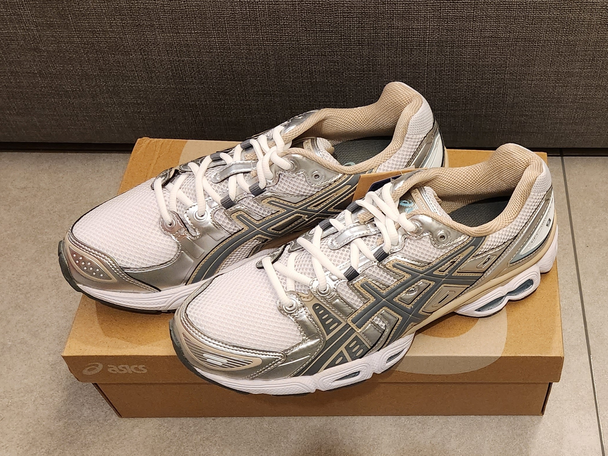 Asics Gel-Nimbus 9 White Steel Gray 착용 스타일