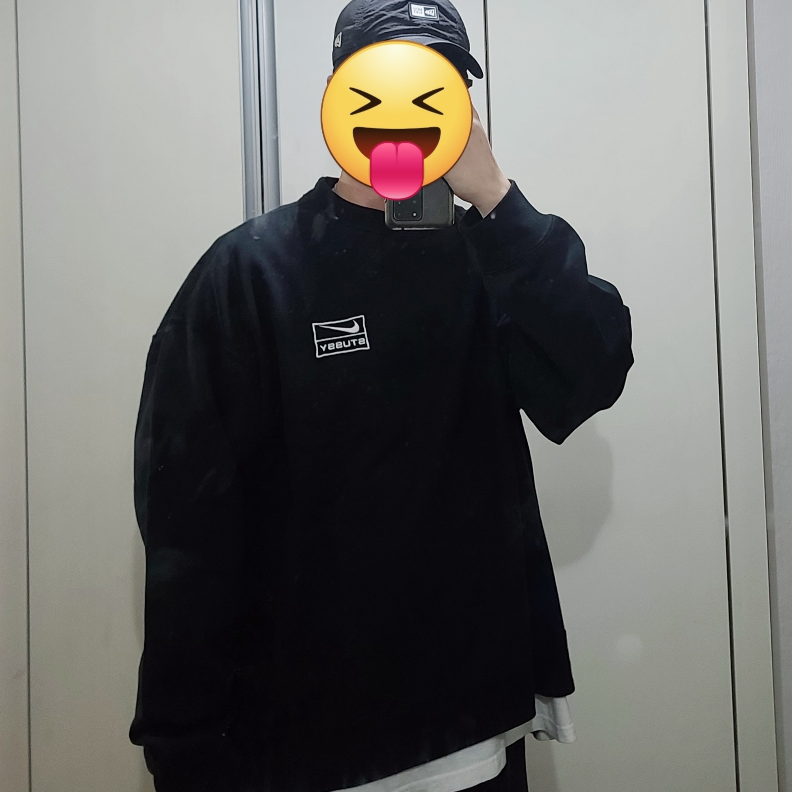 Nike x Stussy NRG Washed Fleece Crewneck Black (DO5310-010), Jordan 1 x Travis Scott Retro High OG SP Mocha 착용 스타일 - 1