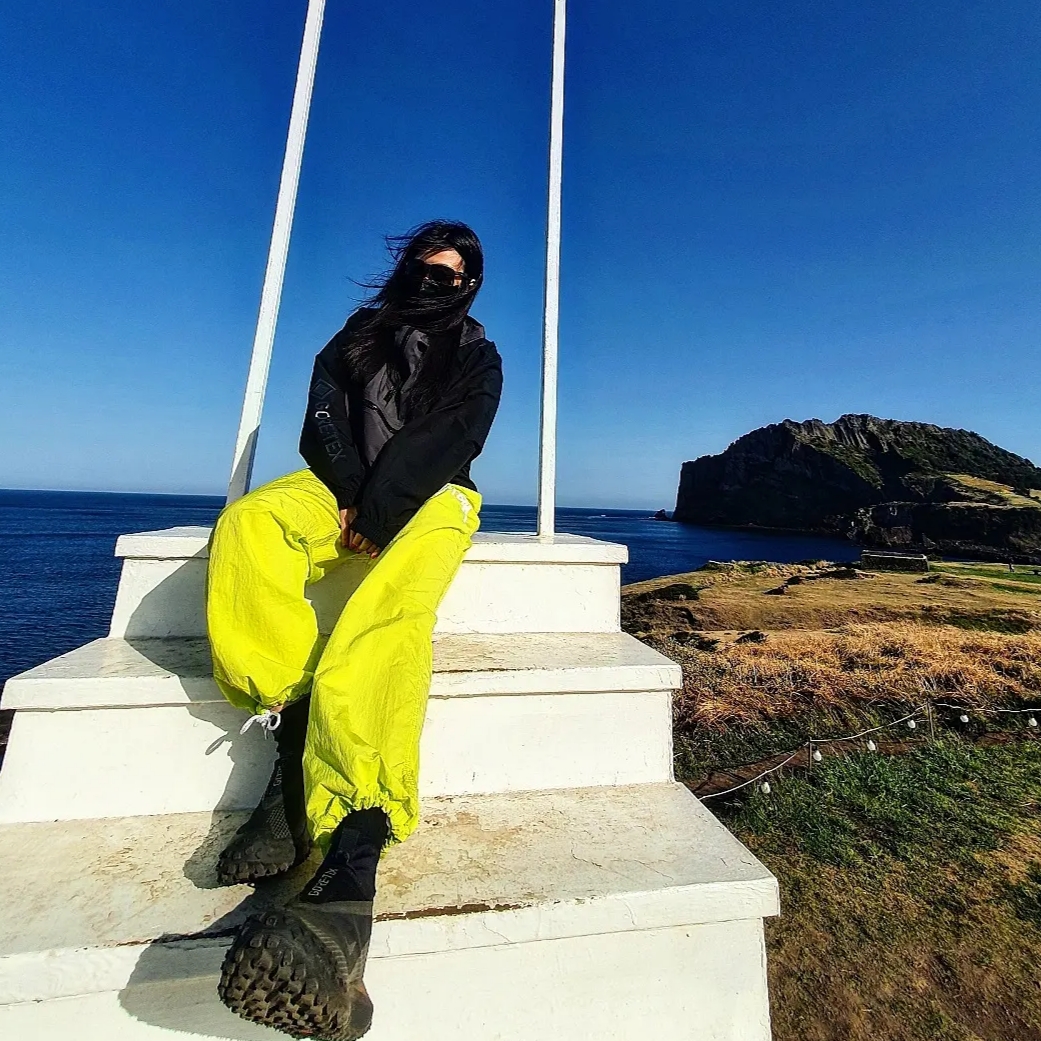 Nike ACG Mountain Fly Gore-Tex Black and Dark Grey, Nike x Stussy Beach Pants Bright Cactus 착용 스타일