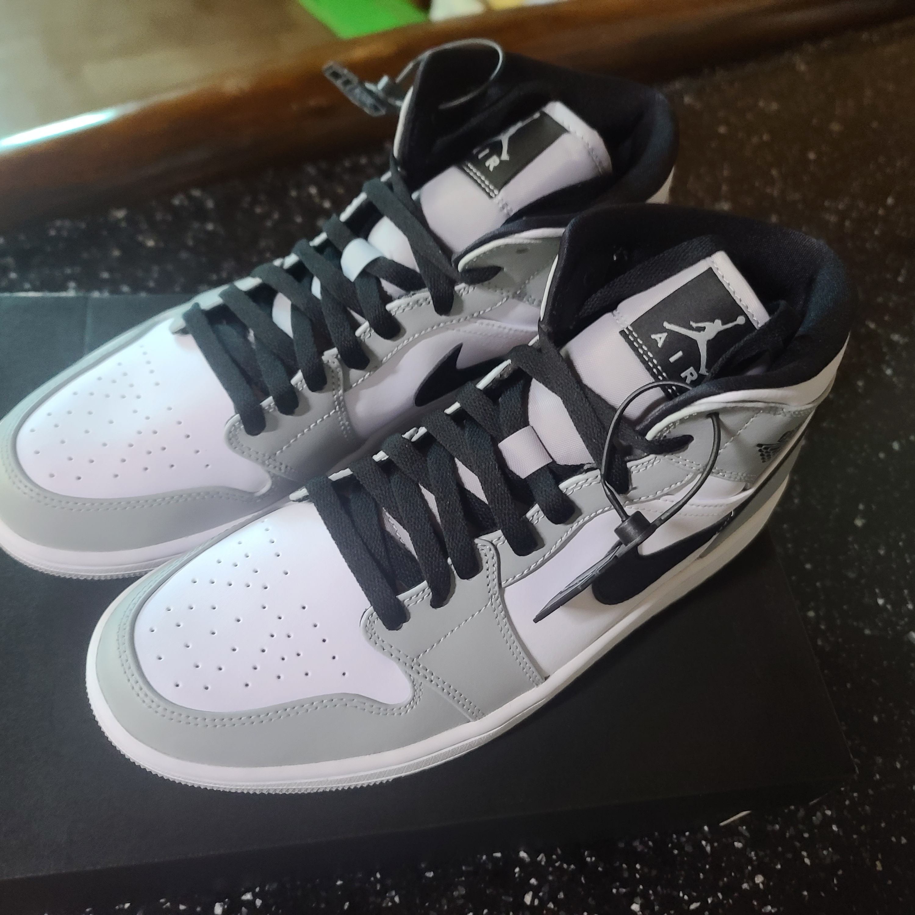 Jordan 1 Mid Light Smoke Grey 착용 스타일 - 2
