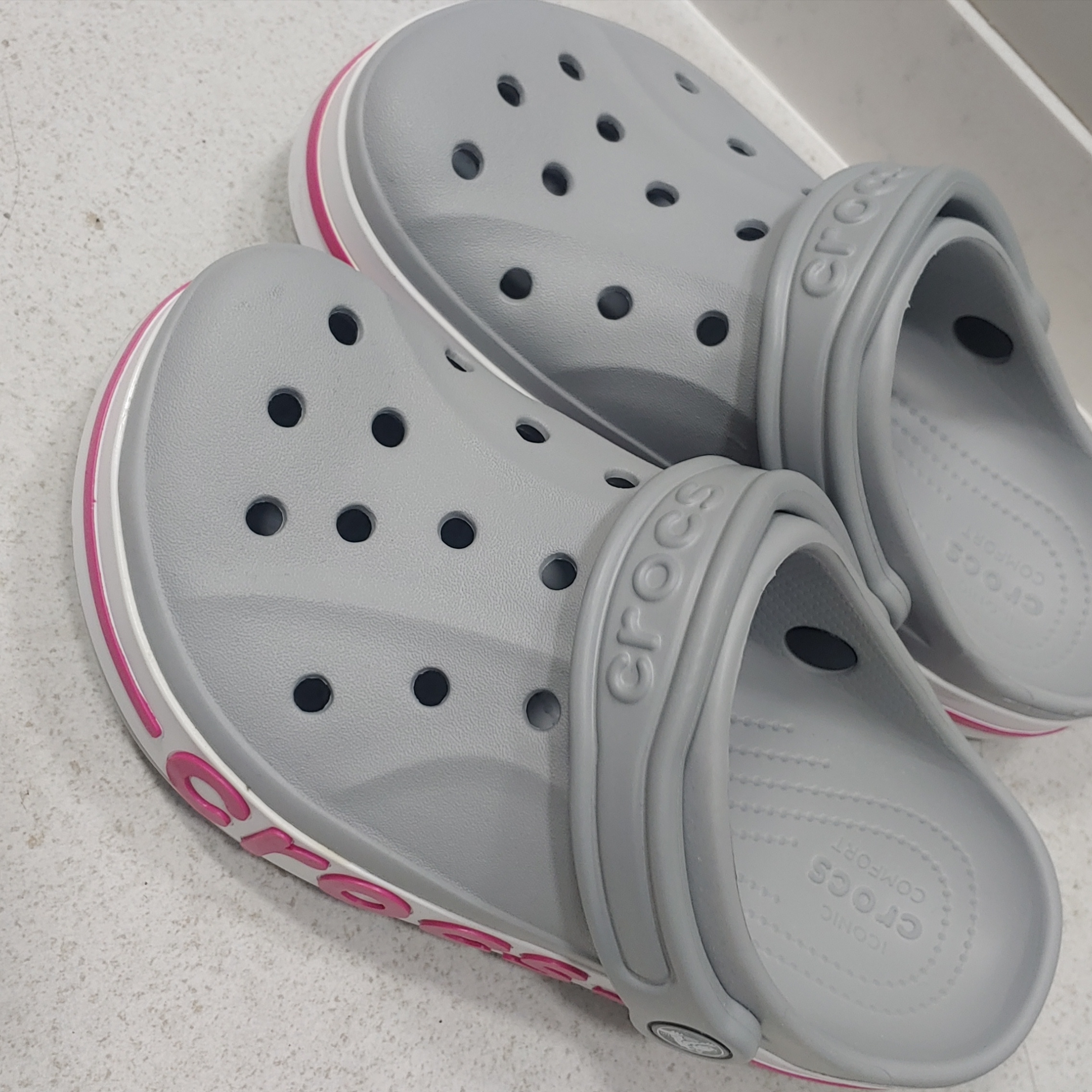 Crocs Bayaband Clog Light Grey Candy Pink 착용 스타일