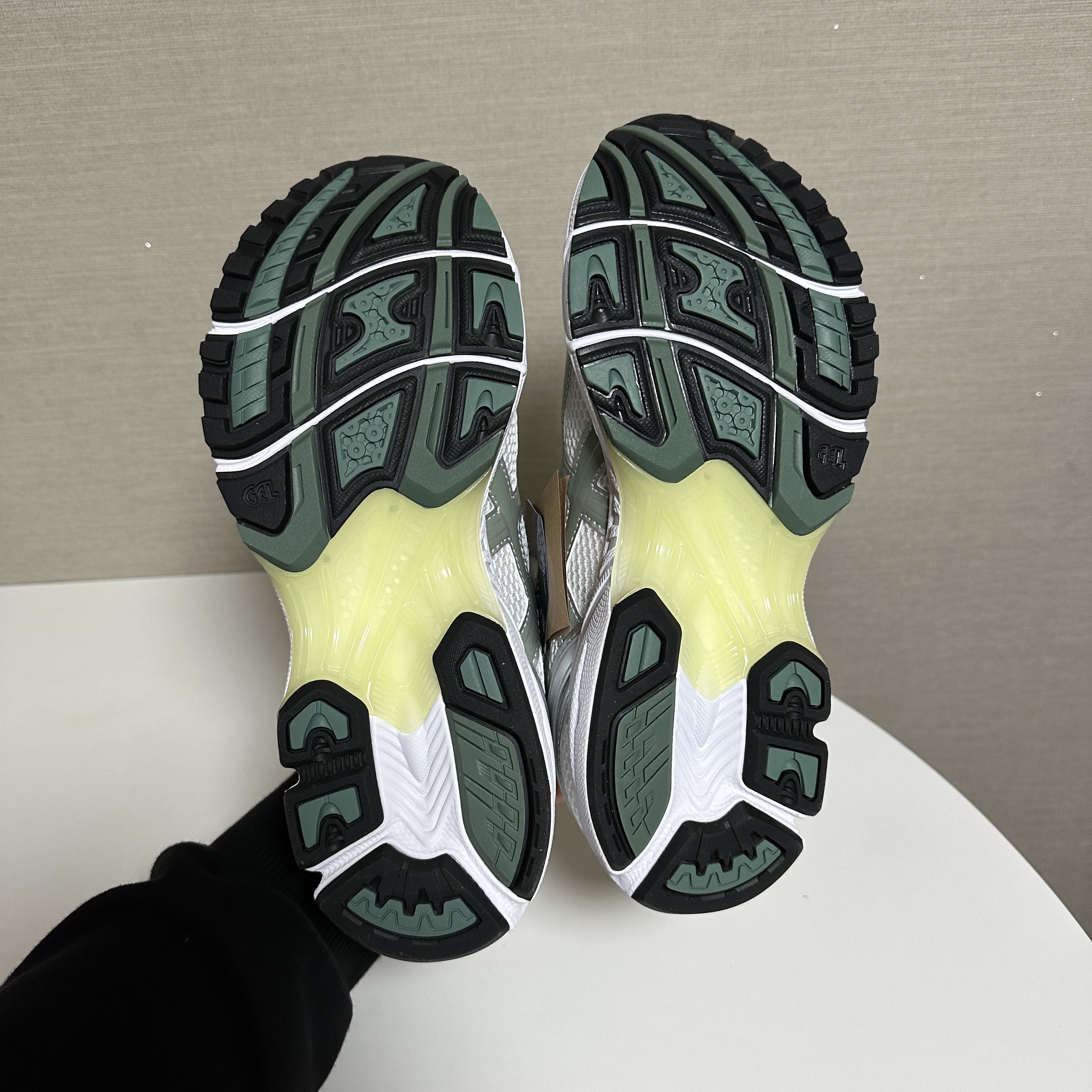Asics Gel-Kayano 14 White Slate Grey 착용 스타일 - 5