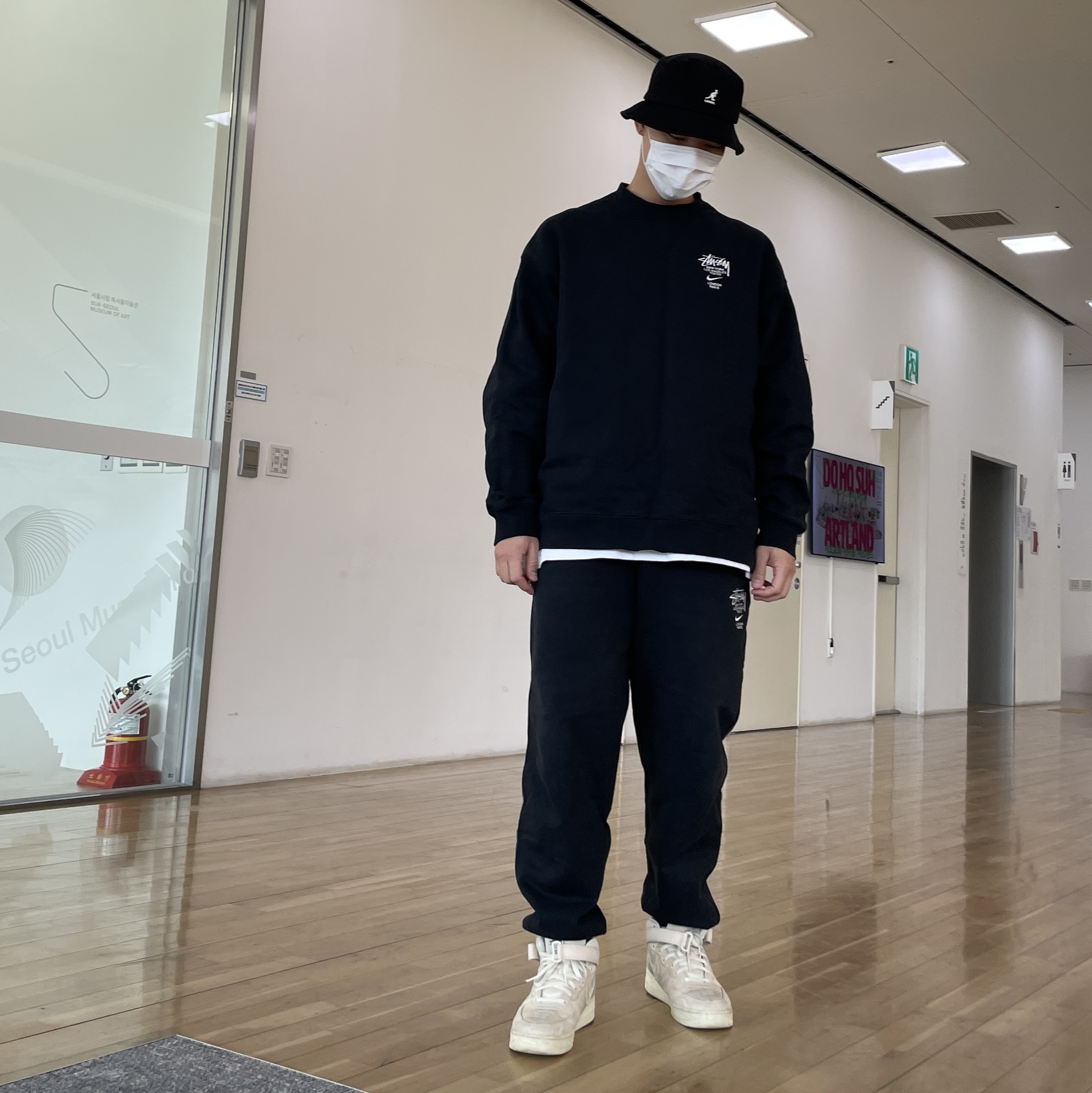 Nike x Stussy Air Force 1 '07 Mid SP Fossil, Nike x Stussy NRG ZR Fleece Crewneck Black - US/EU 착용 스타일 - 1