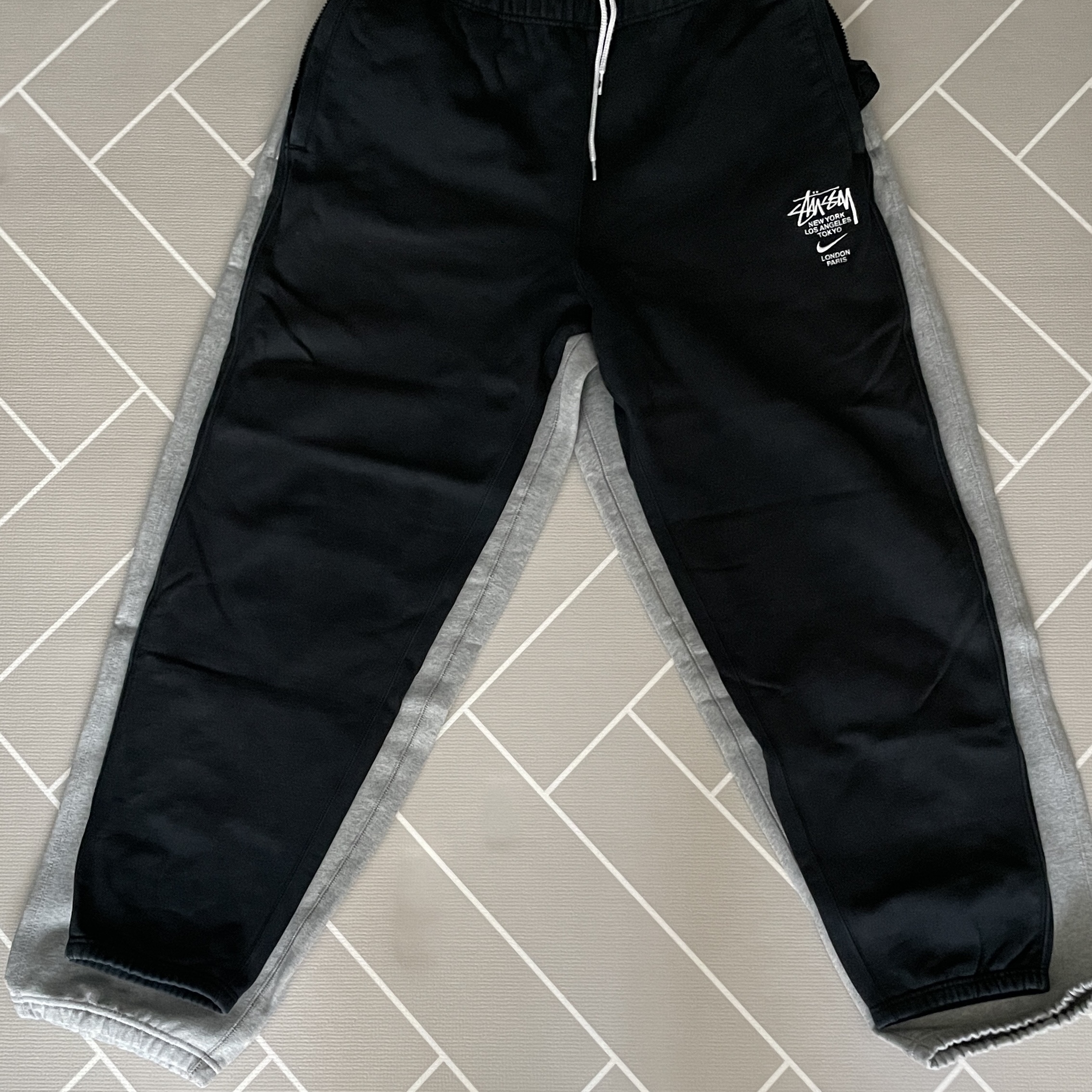 Nike x Stussy Air Force 1 '07 Mid SP Fossil, Nike x Stussy NRG ZR Fleece Crewneck Black - US/EU 착용 스타일 - 2