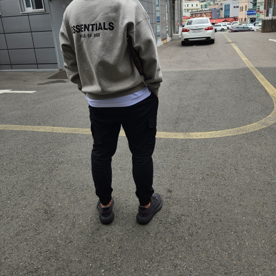 Essentials The Core Collection Crewneck Sweatshirt Dark Oatmeal, Adidas Yeezy Boost 350 V2 Black - Non-Reflective 착용 스타일