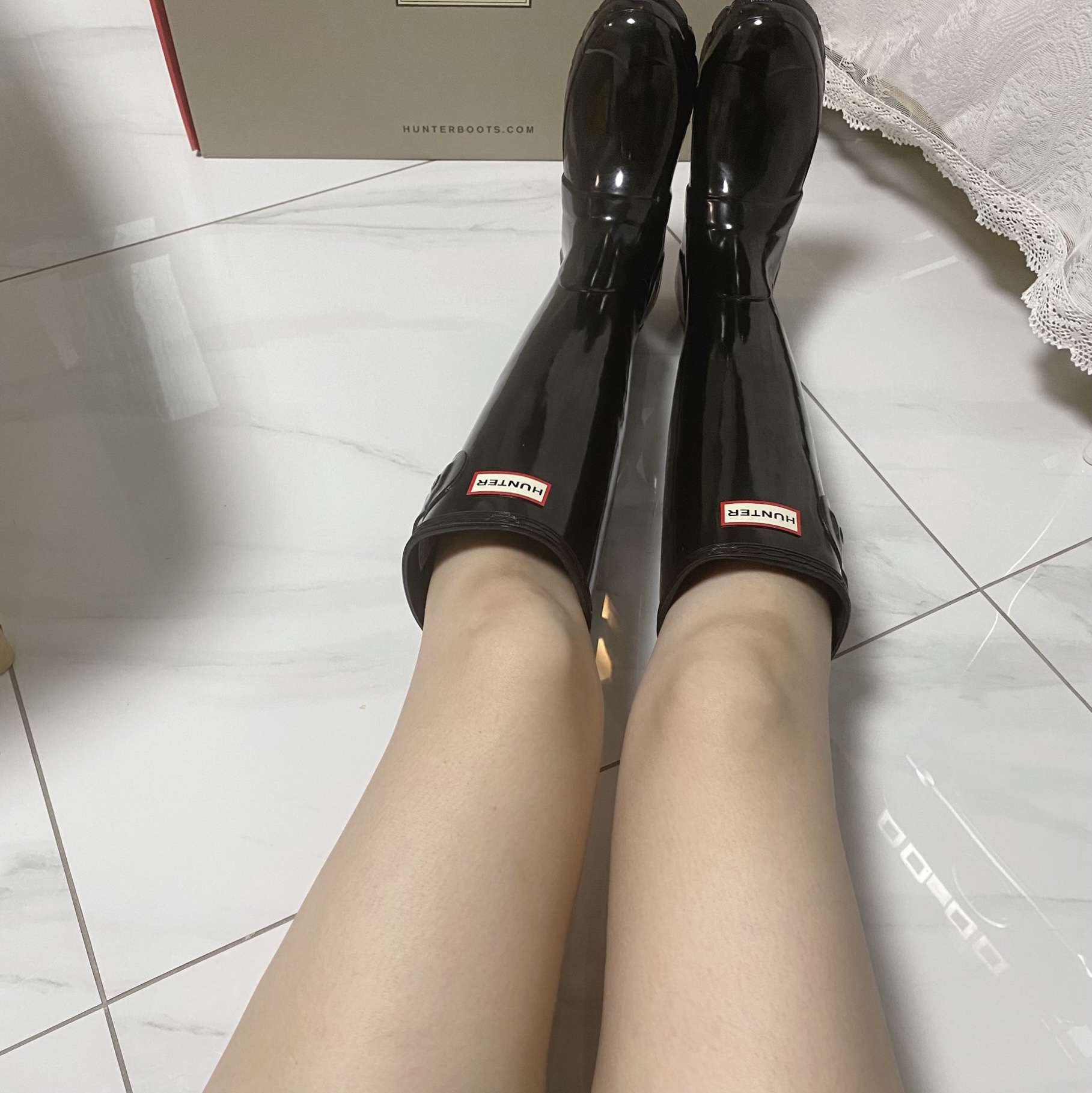 (W) Hunter Original Tall Rain Boots Black 착용 스타일 - 1