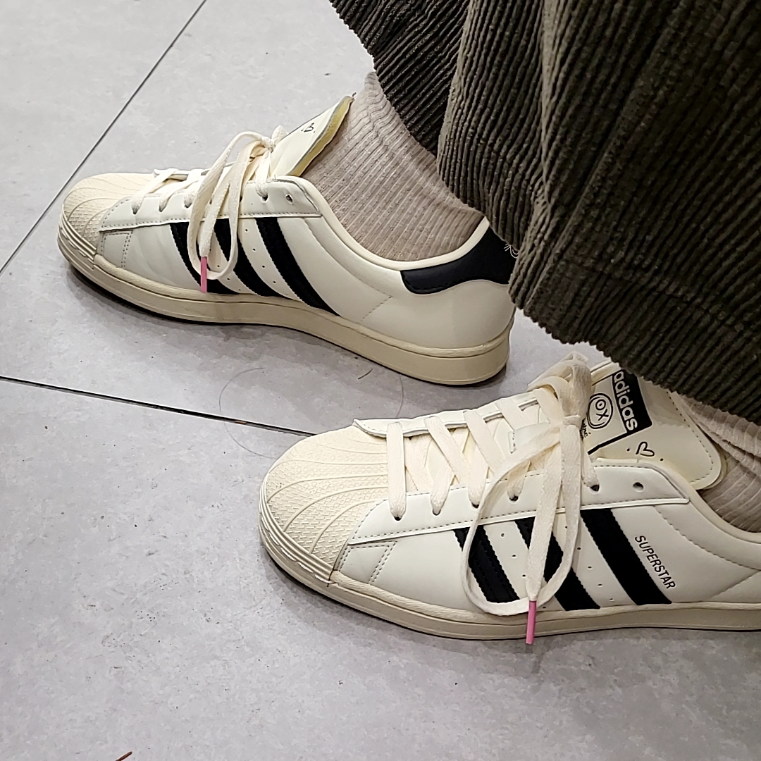 Adidas x Andre Saraiva Superstar Cream White Core Black 착용 스타일 - 2