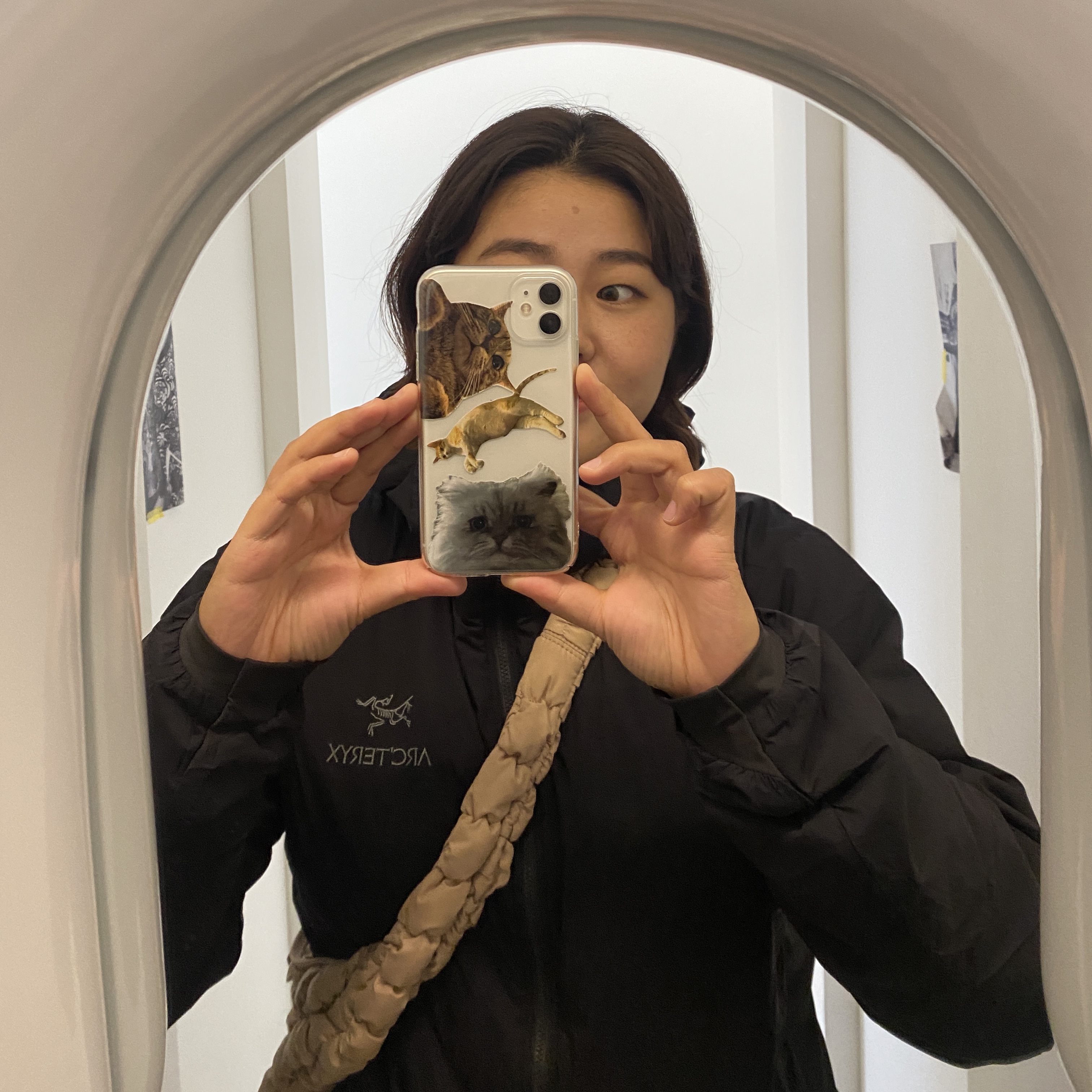 Arc'teryx Atom LT Hoody Black, COS Quilted Oversized Shoulder Bag Beige 착용 스타일