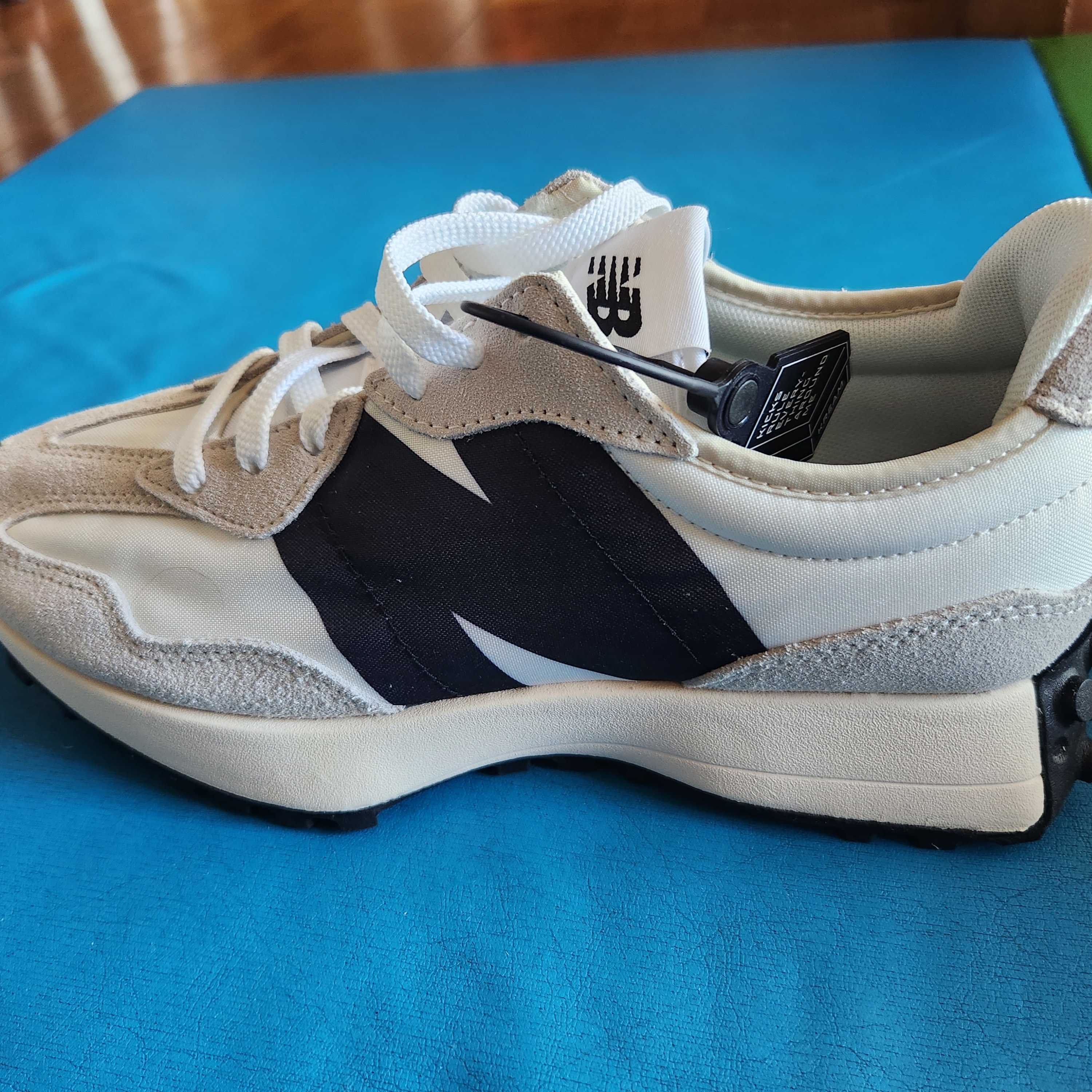 New Balance 327 White Black 착용 스타일 - 1