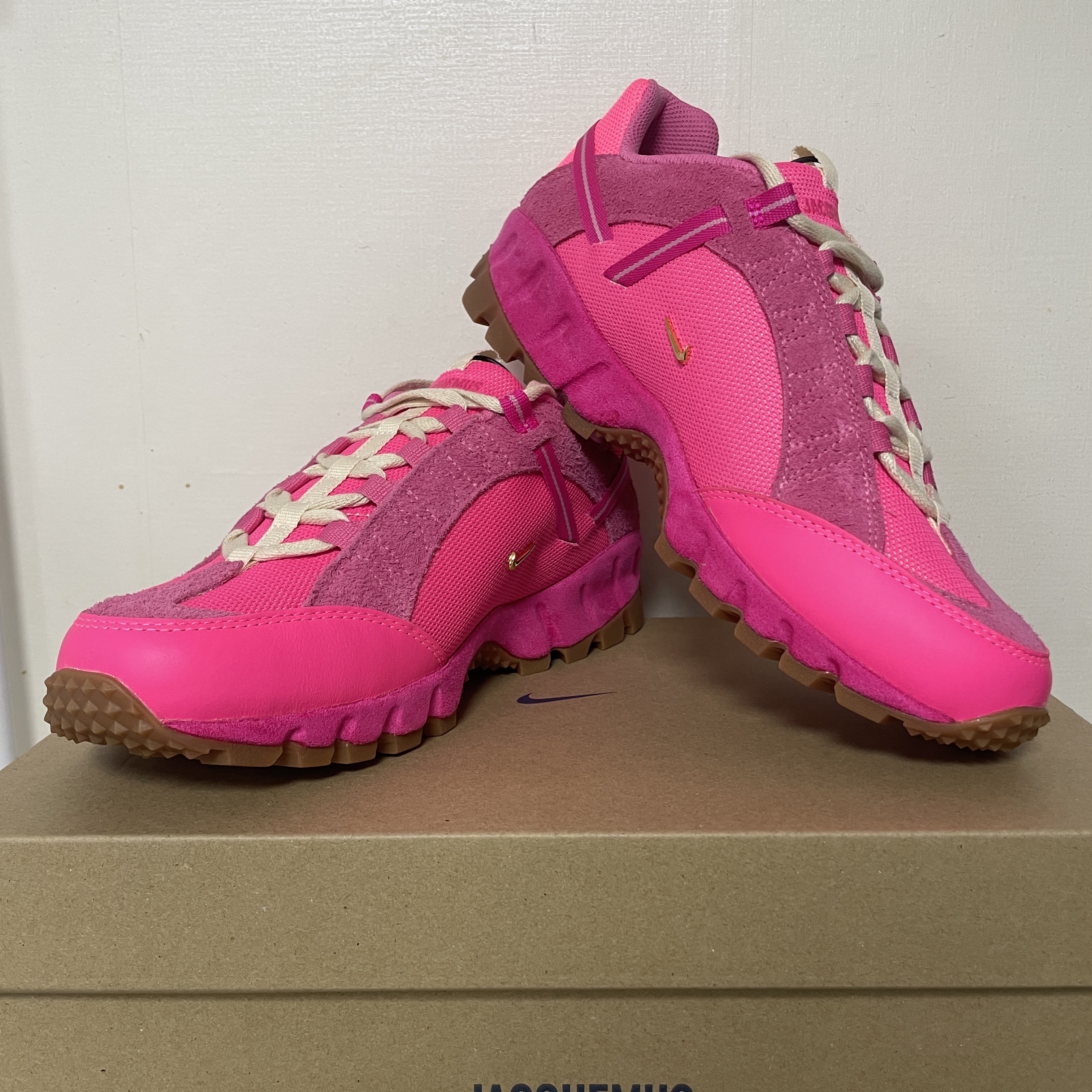 Nike x Jacquemus Air Humara LX Pink Flash 착용 스타일 - 1