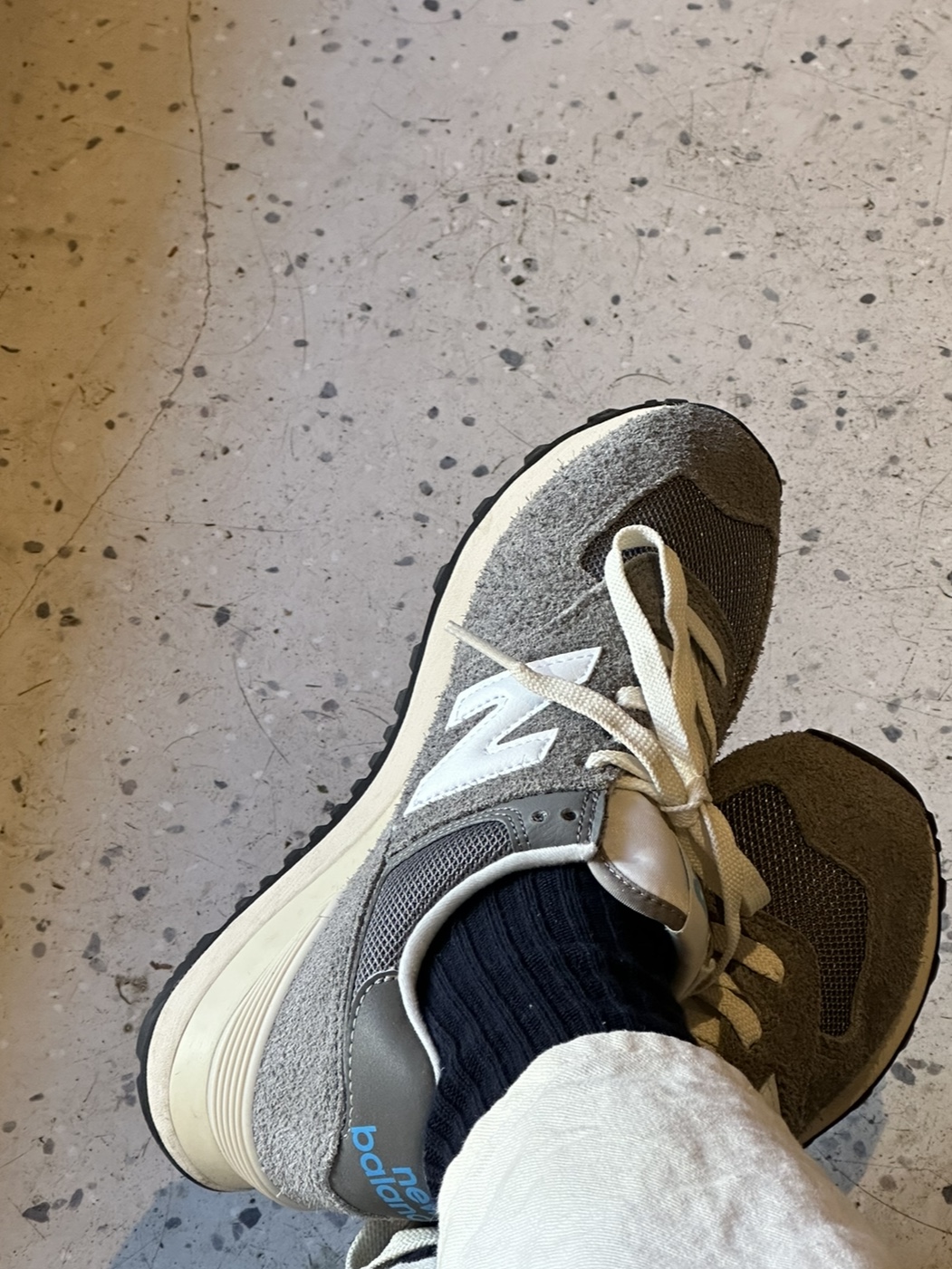 New Balance 574 Heritage Gray 착용 스타일 - 1