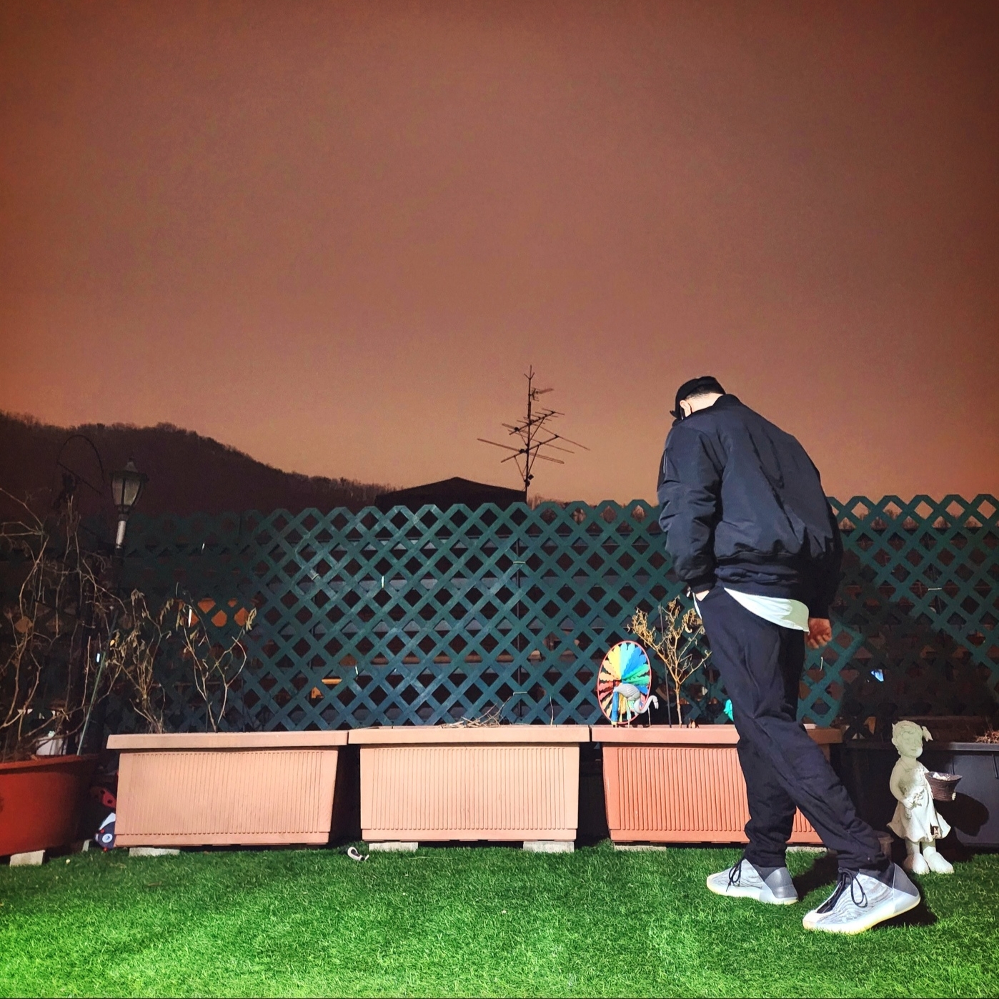 Adidas Yeezy QNTM Lifestyle, Yeezy Gap Engineered By Balenciaga Flame Cap Black 착용 스타일 - 2