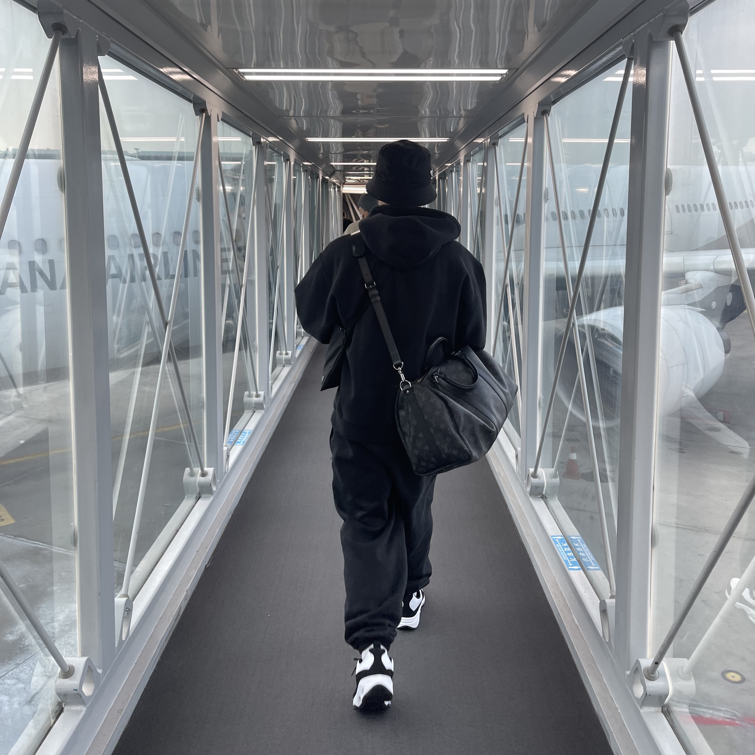 Nike x Comme des Garcons Homme Plus Air Max Sunder SP White Black, Prada Re-Nylon Bucket Hat Black 착용 스타일