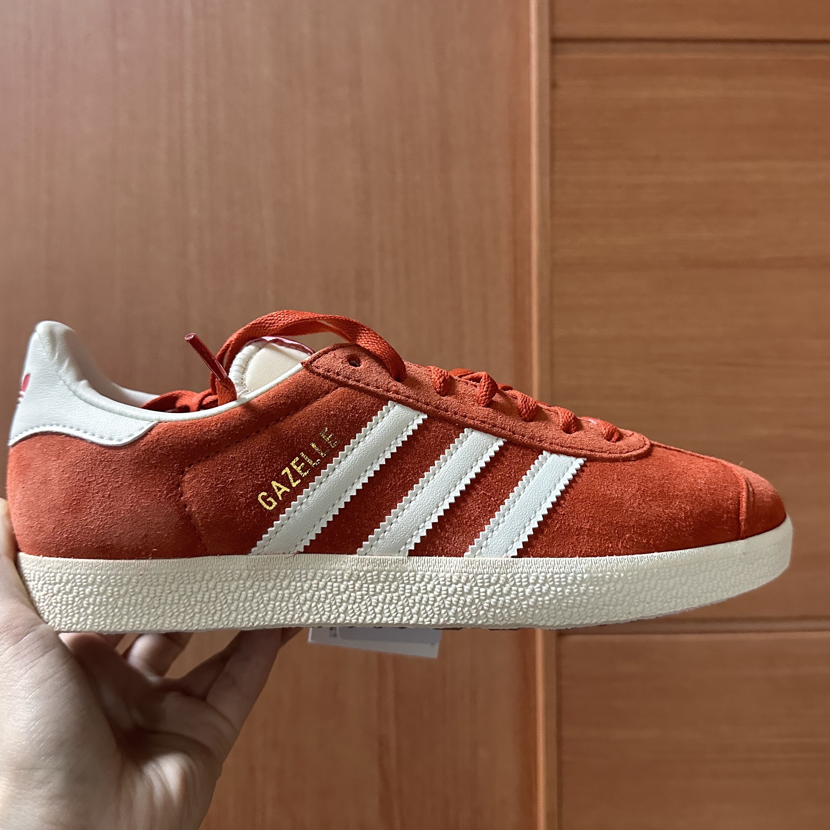 Adidas Gazelle Preloved Red Off White, Adidas Gazelle Dark Green Cream White 착용 스타일 - 2